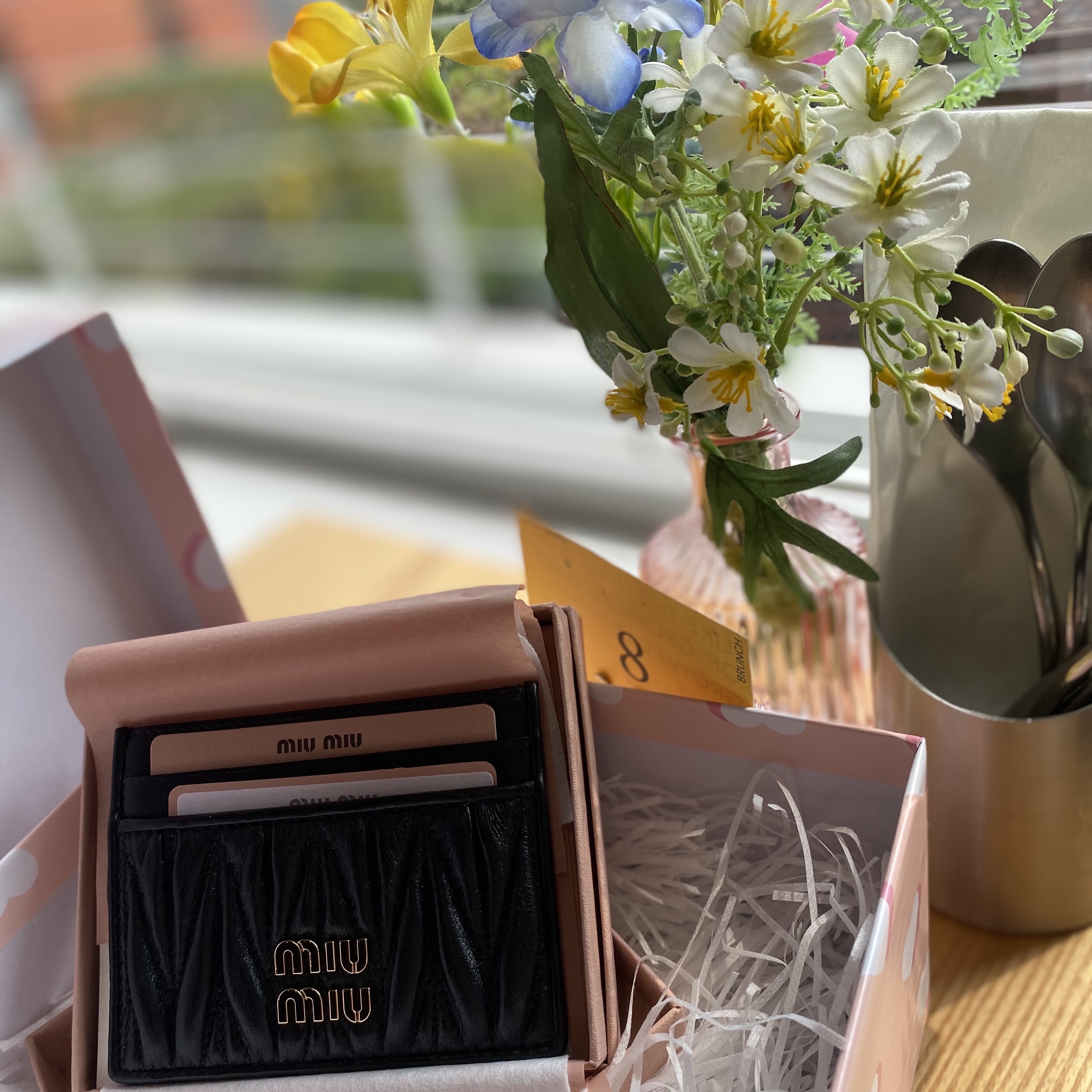 Miu Miu Matelasse Nappa Leather Card Holder Black 착용 스타일