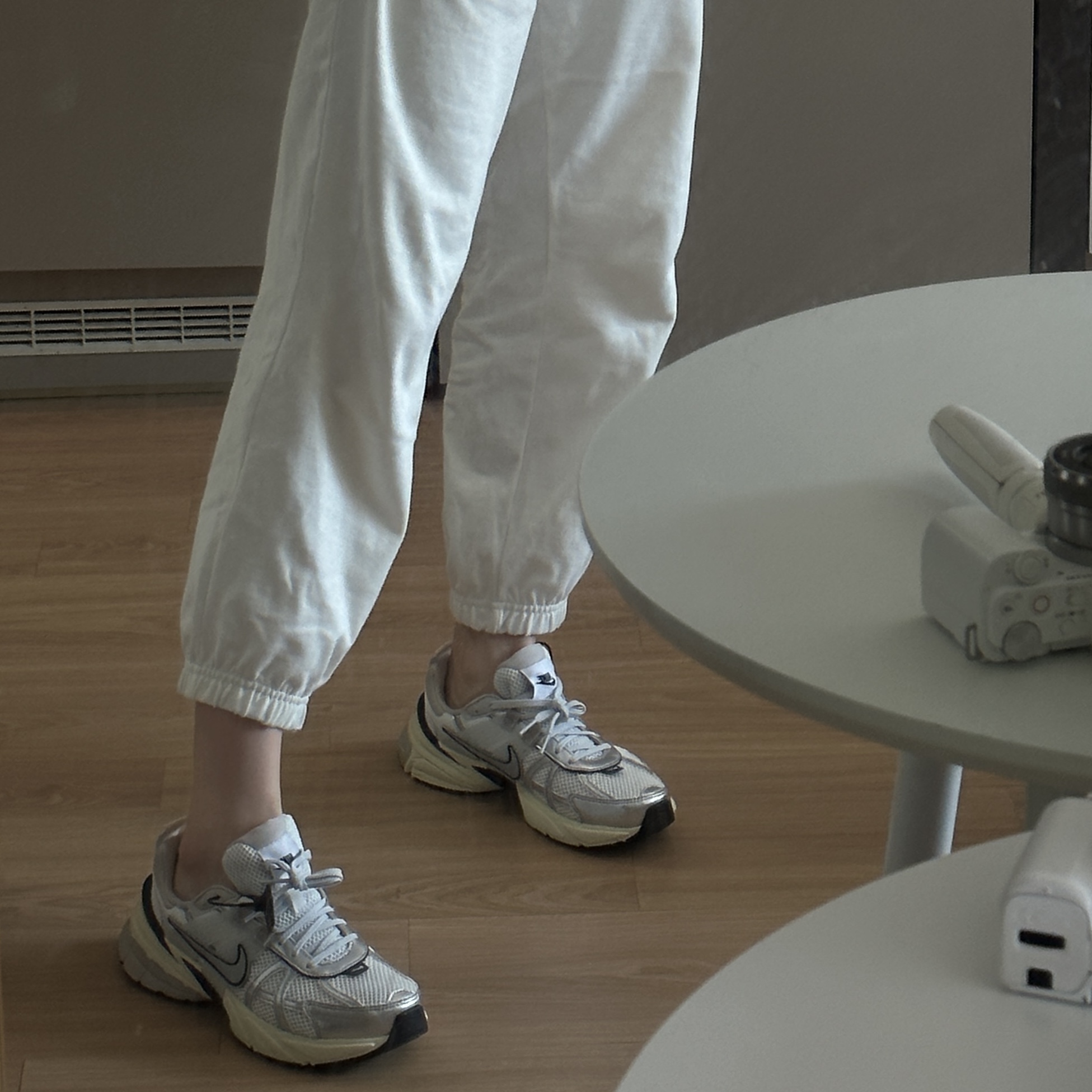 Nike V2K Run Summit White Metallic Silver 착용 스타일 - 2