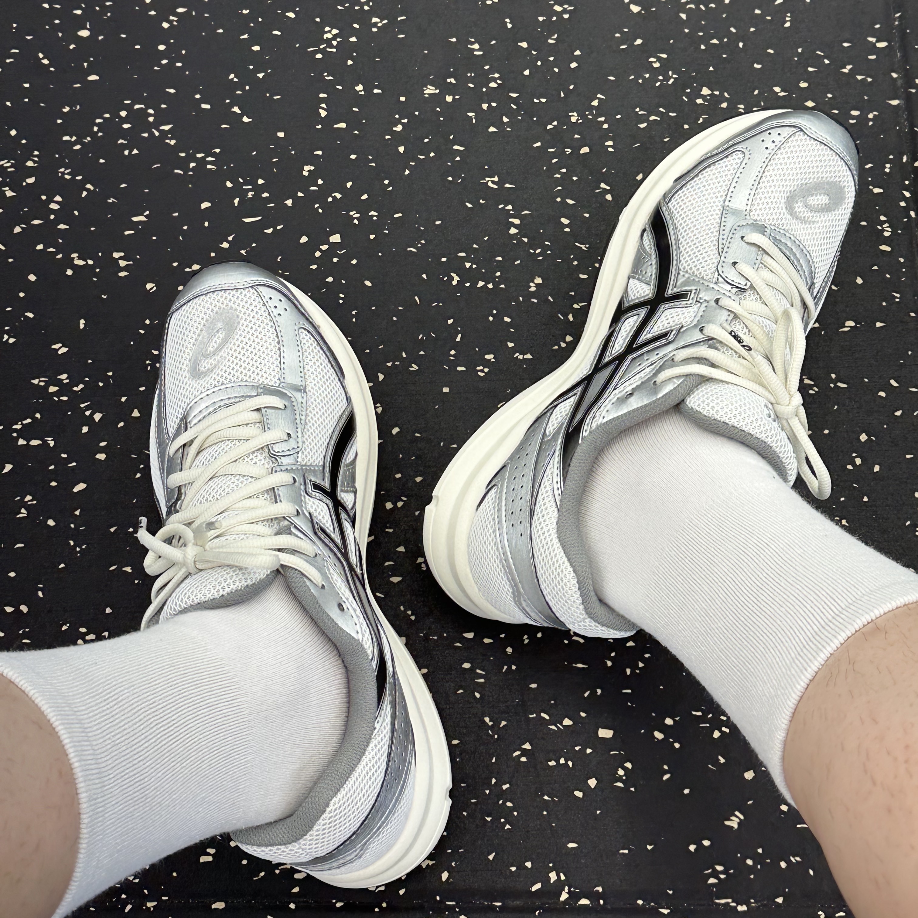 Asics Jog 100 S White Black - 2E Wide 착용 스타일 - 2