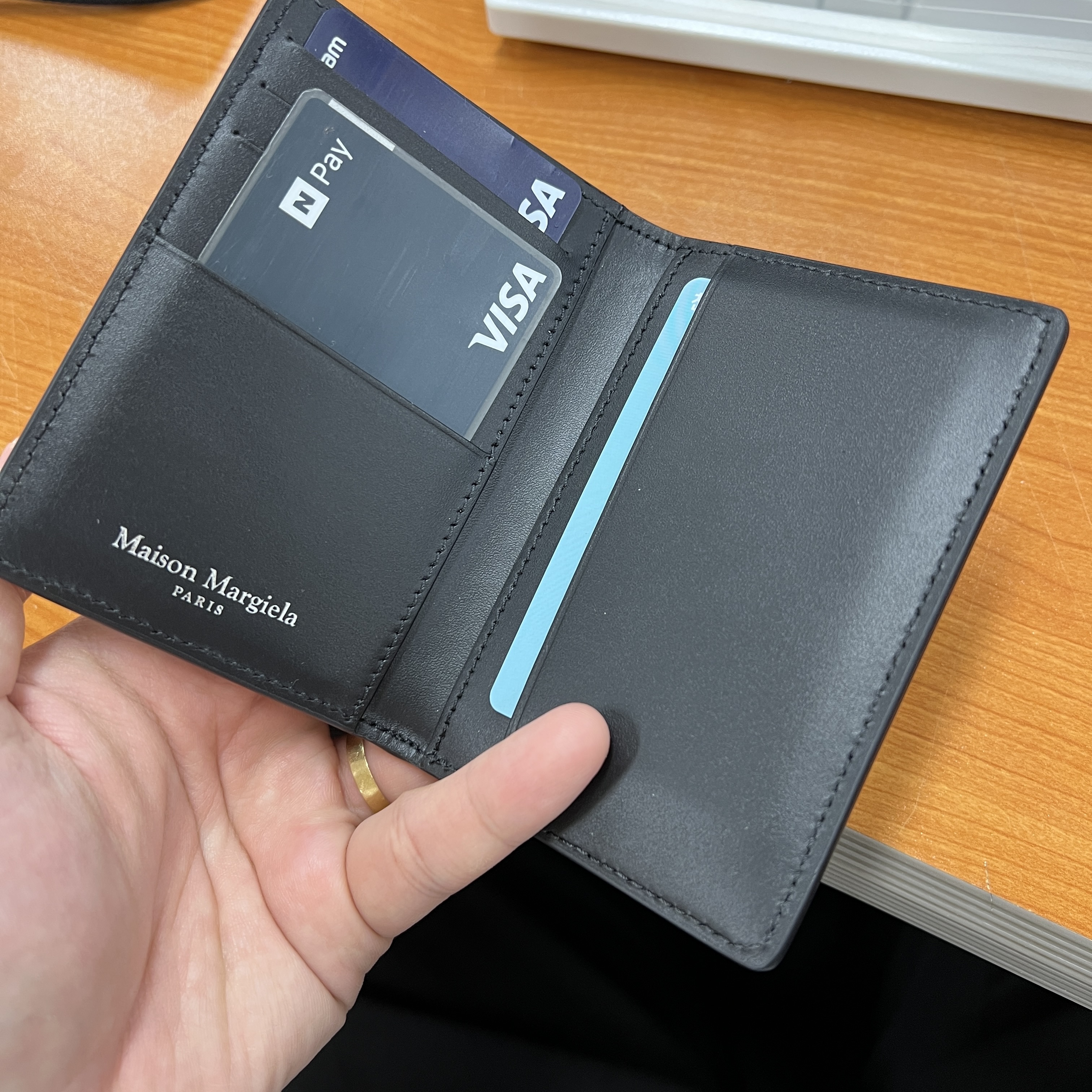 Maison Margiela Leather Bi-Fold Card Holder Black 착용 스타일 - 2