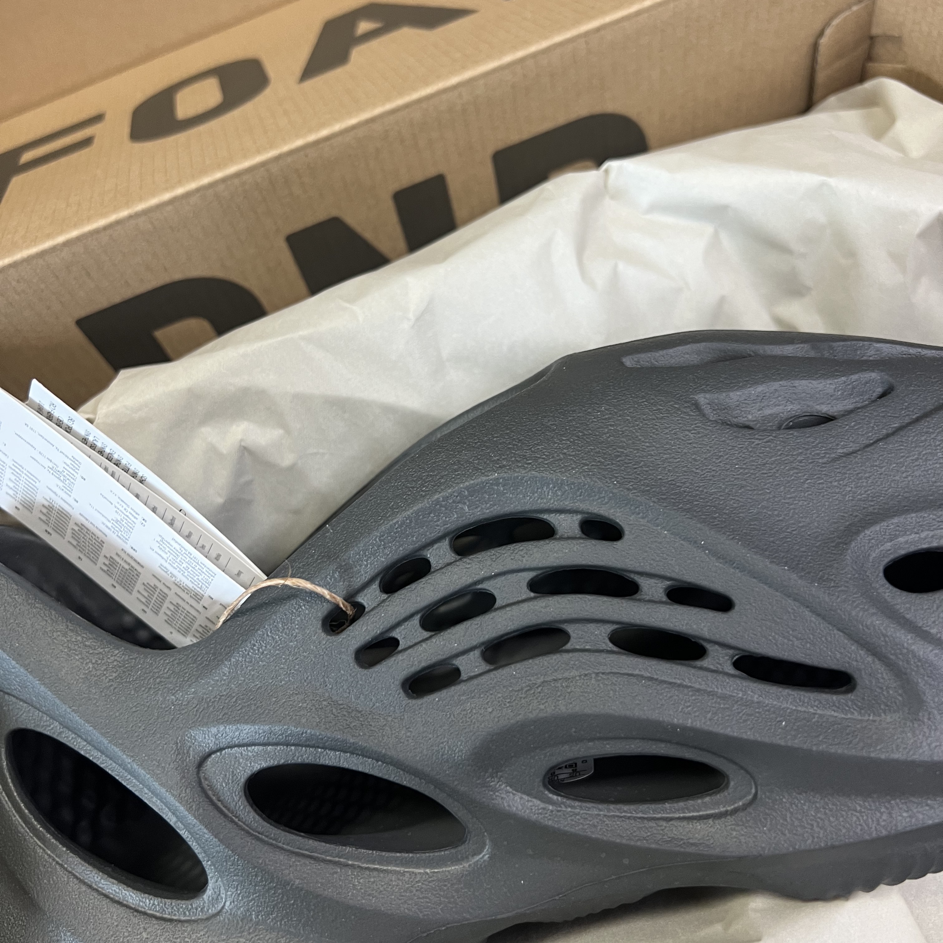 Adidas Yeezy Foam RNNR Carbon, Adidas Yeezy Slide Bone 2022/2023 착용 스타일 - 1
