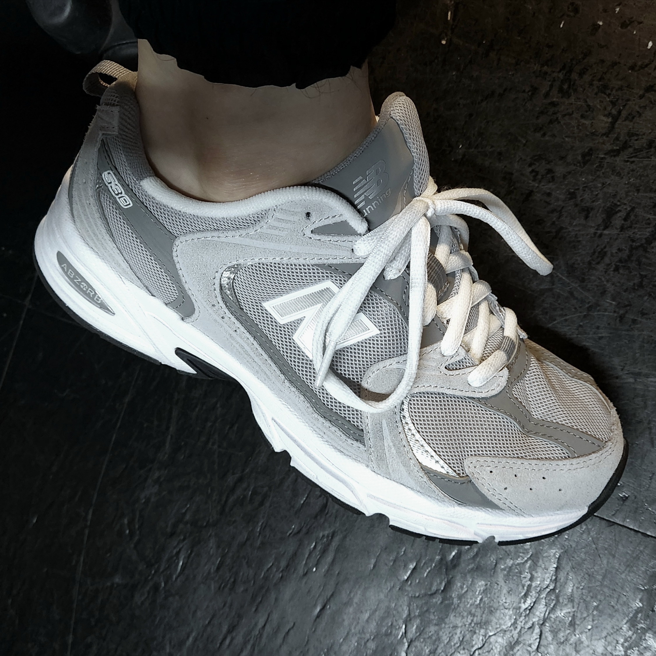 New Balance 530 Grey 착용 스타일