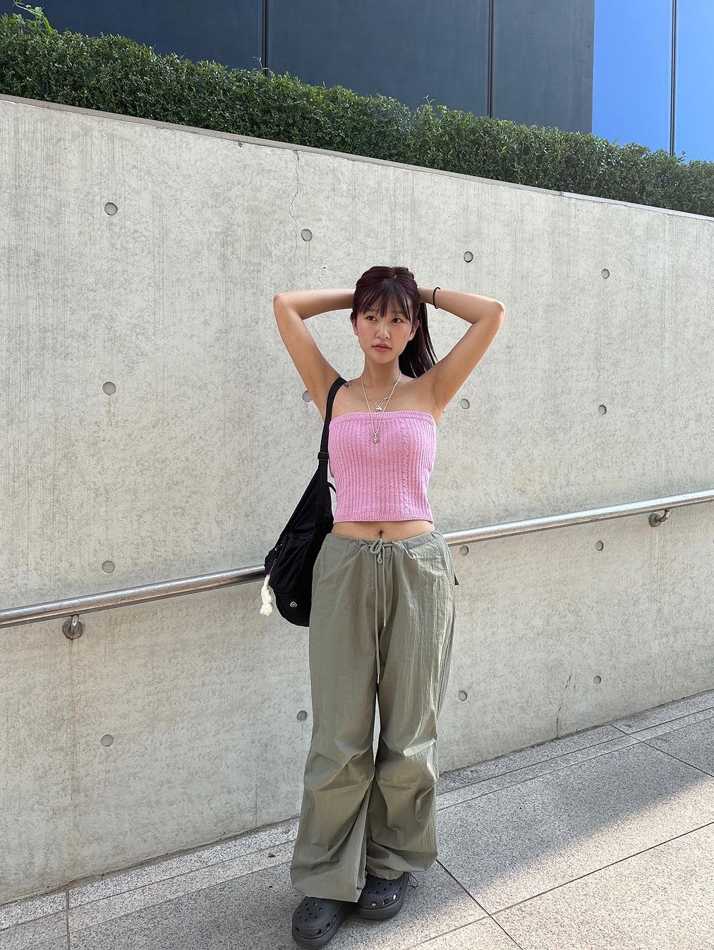 Porta Women Tuck Wide Pants Khaki 착용 스타일 - 1