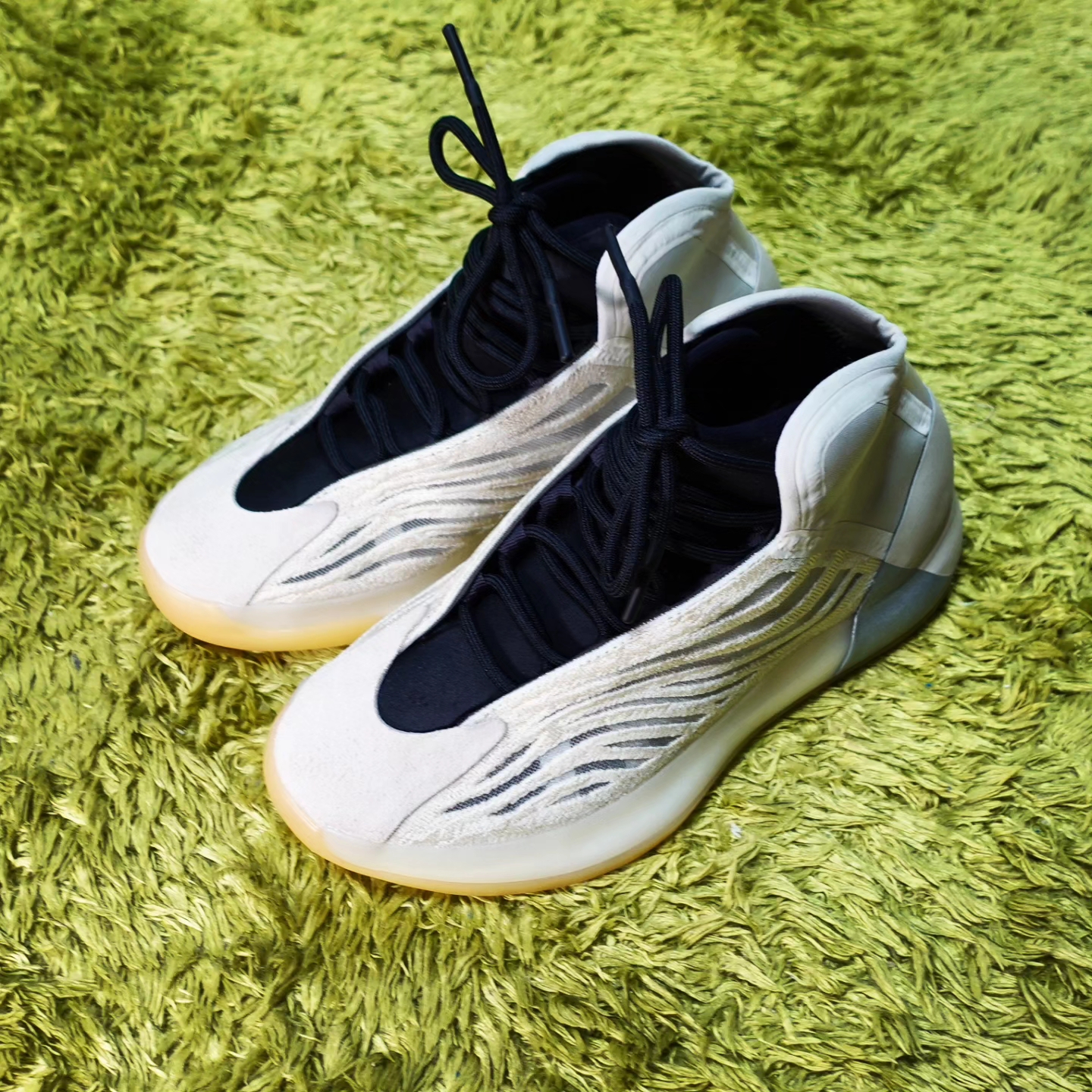 Adidas Yeezy QNTM Mist Slate 착용 스타일 - 2