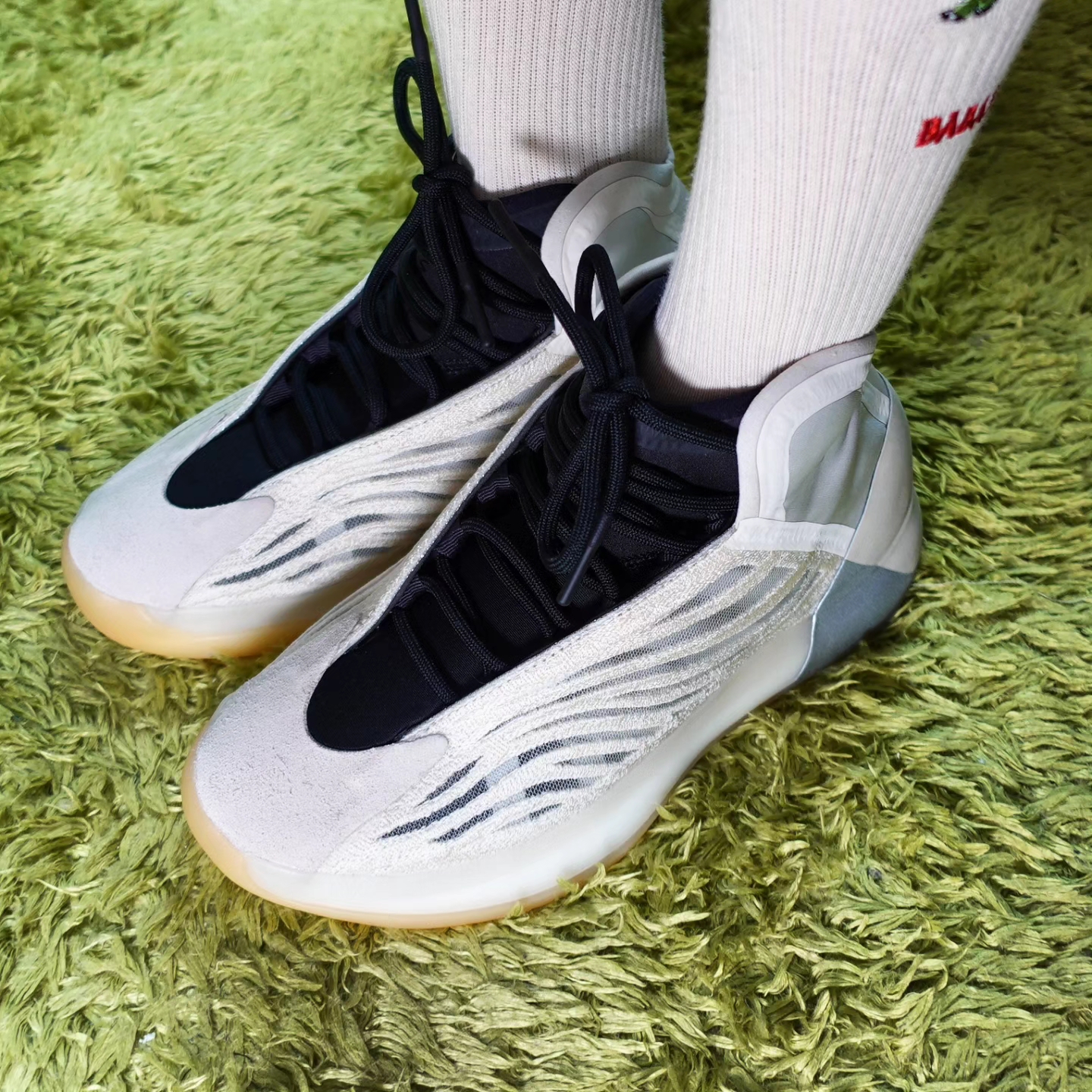 Adidas Yeezy QNTM Mist Slate 착용 스타일 - 5