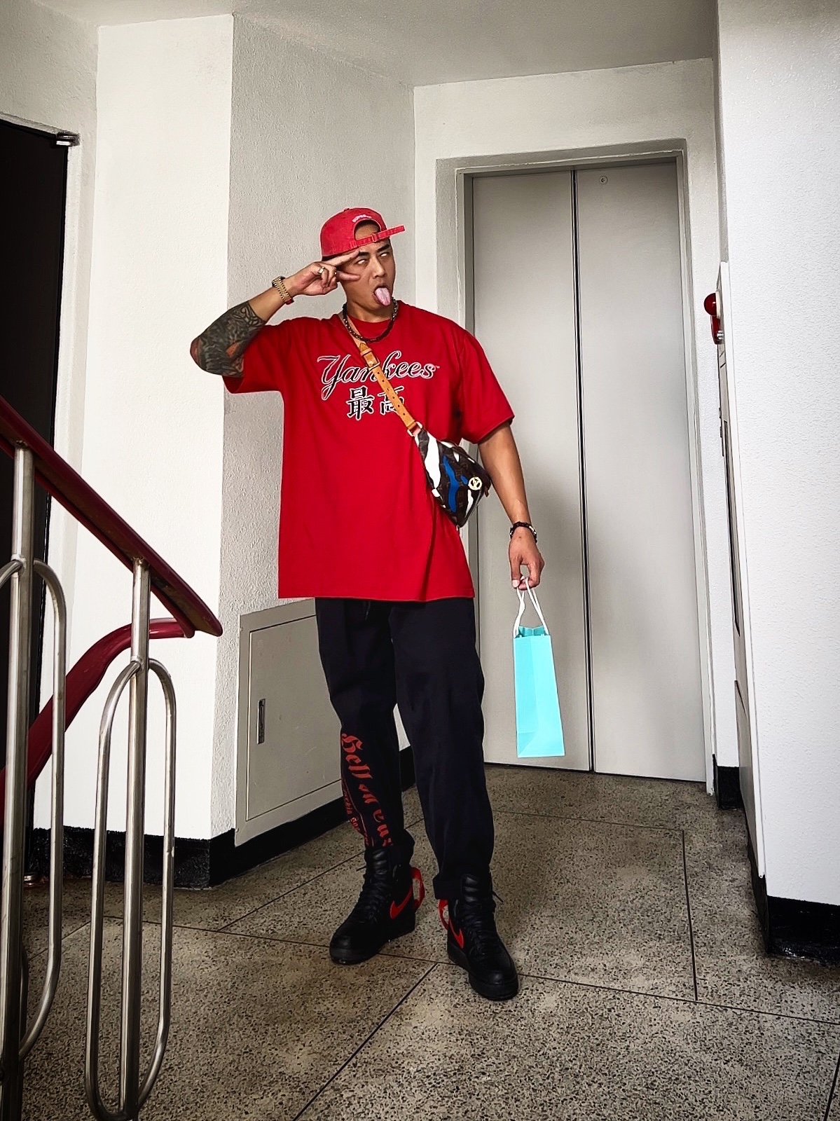 Supreme Pigment Canvas S Logo 6-Panel Red - 23SS, Supreme x MLB Kanji Teams T-Shirt Yankees Red - 22FW 착용 스타일 - 3
