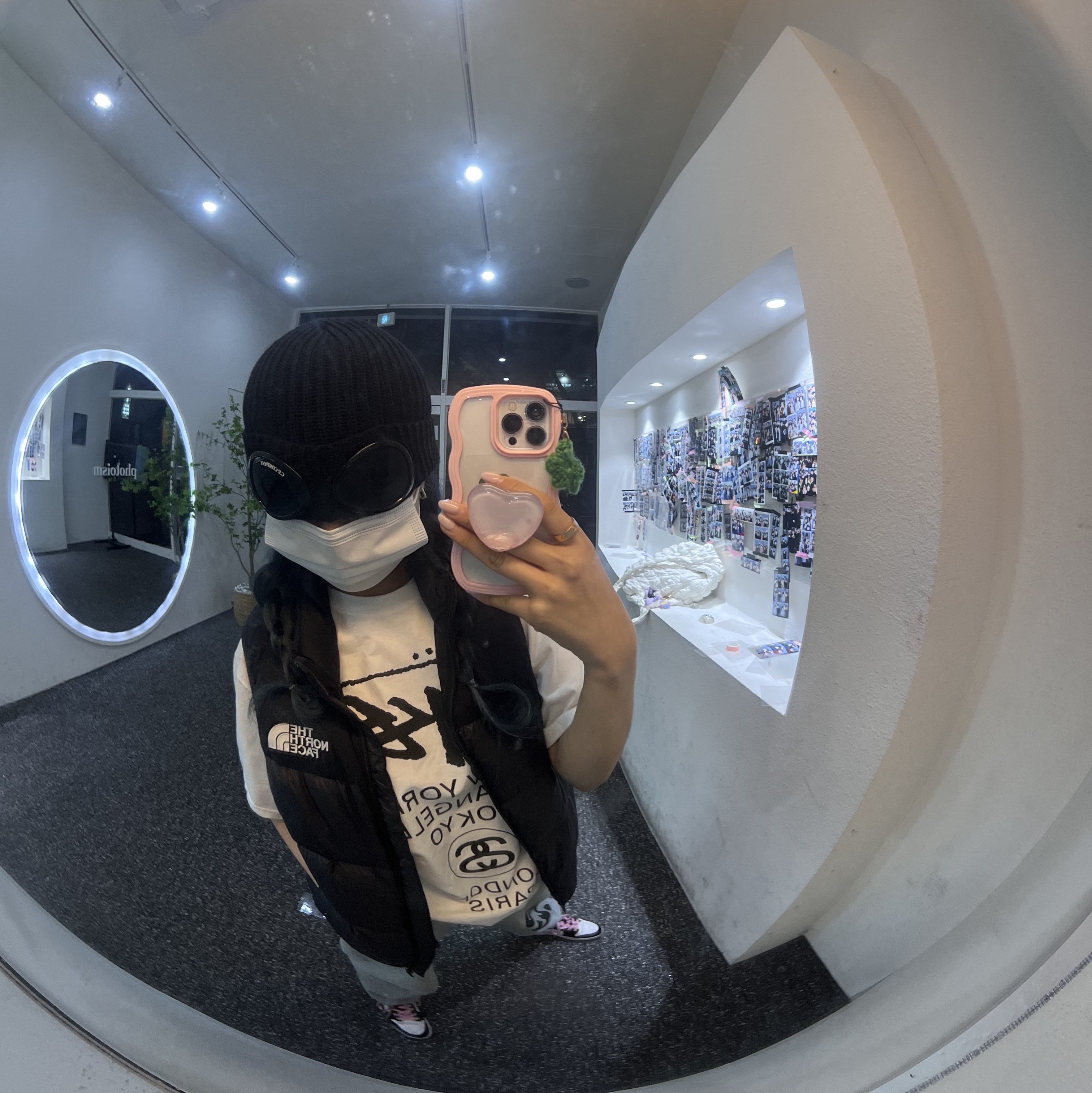 Stussy World Tour T-Shirt White, (GS) Jordan 1 Mid Light Arctic Pink 착용 스타일 - 1