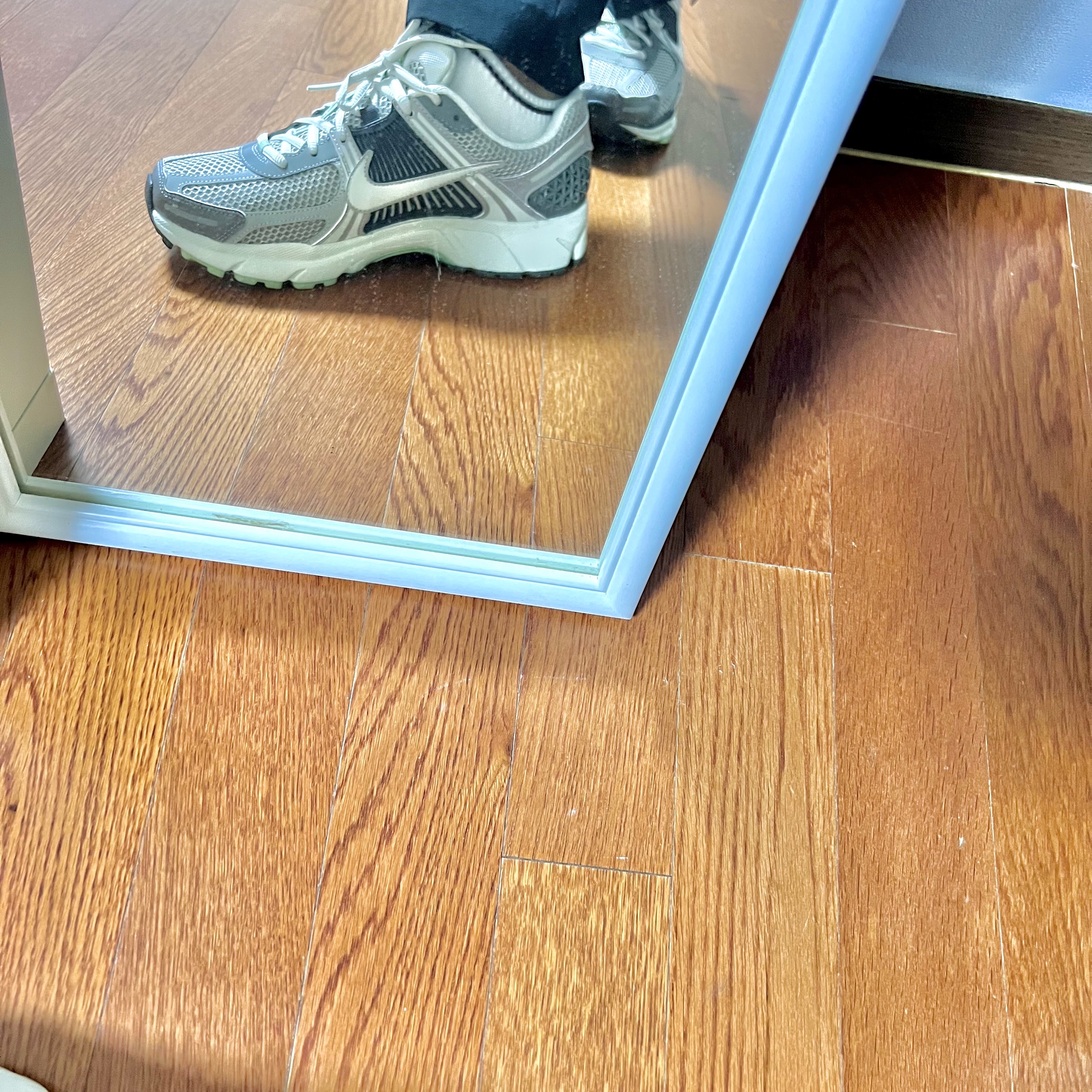 (W) Nike Zoom Vomero 5 Cobblestone and Flat Pewter 착용 스타일 - 4