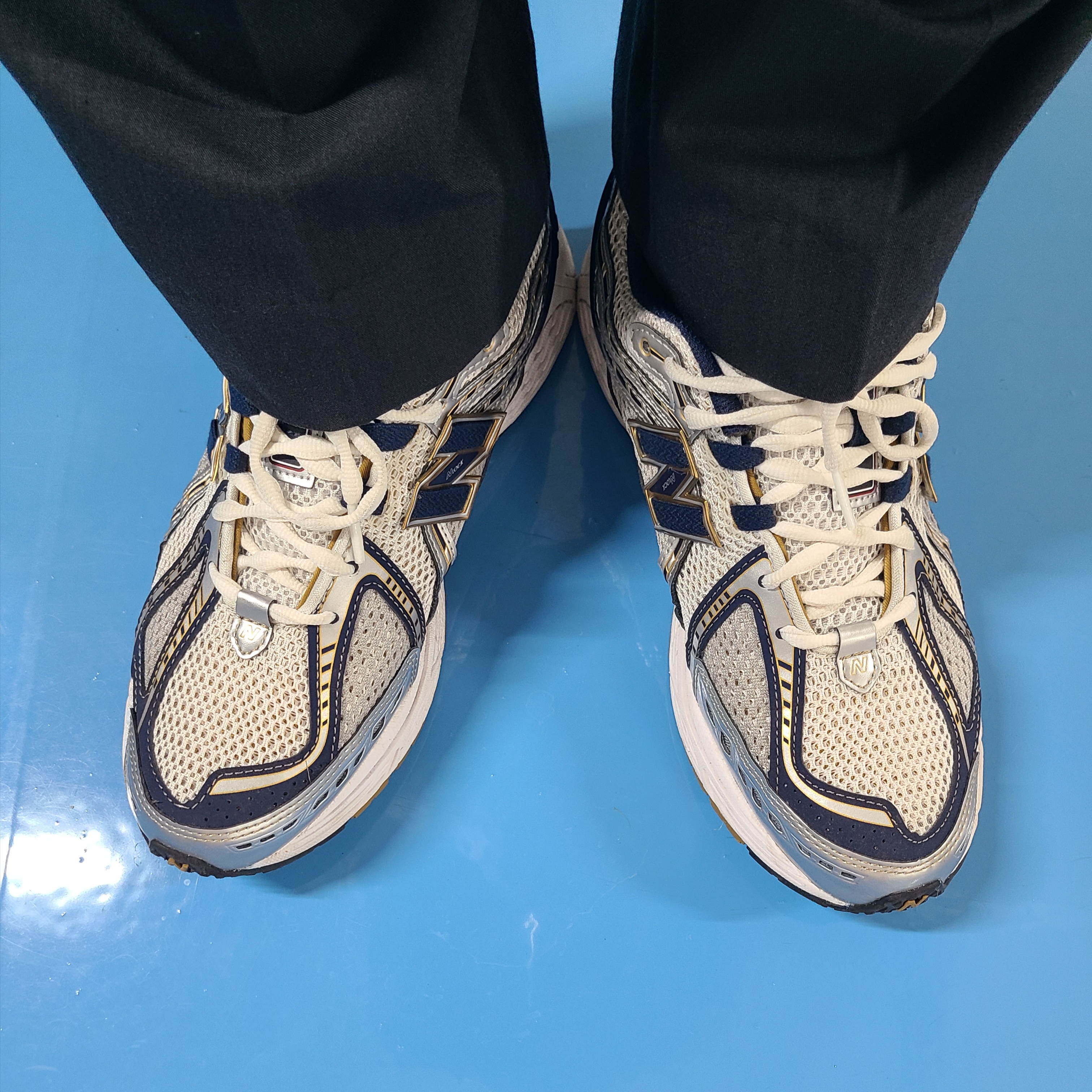 New Balance 1906R White Navy Gold 착용 스타일 - 3