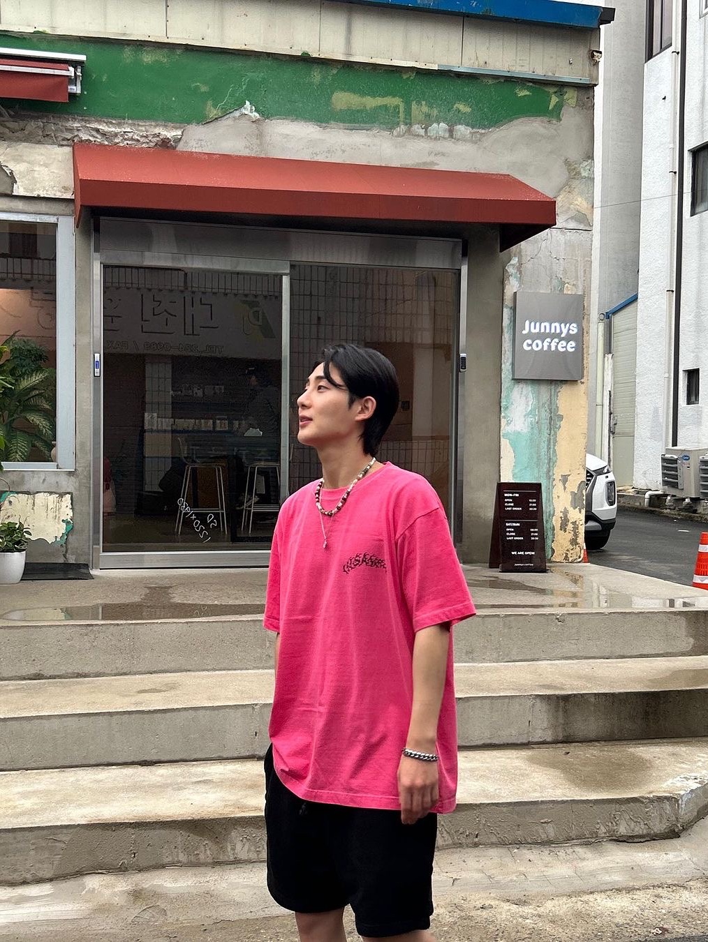 Insane Garage Basic T-Shirt Pink 착용 스타일