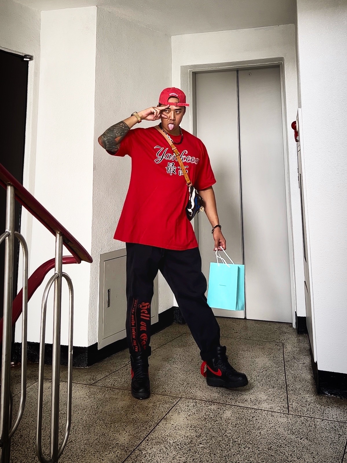 Supreme Pigment Canvas S Logo 6-Panel Red - 23SS, Supreme x MLB Kanji Teams T-Shirt Yankees Red - 22FW 착용 스타일 - 1