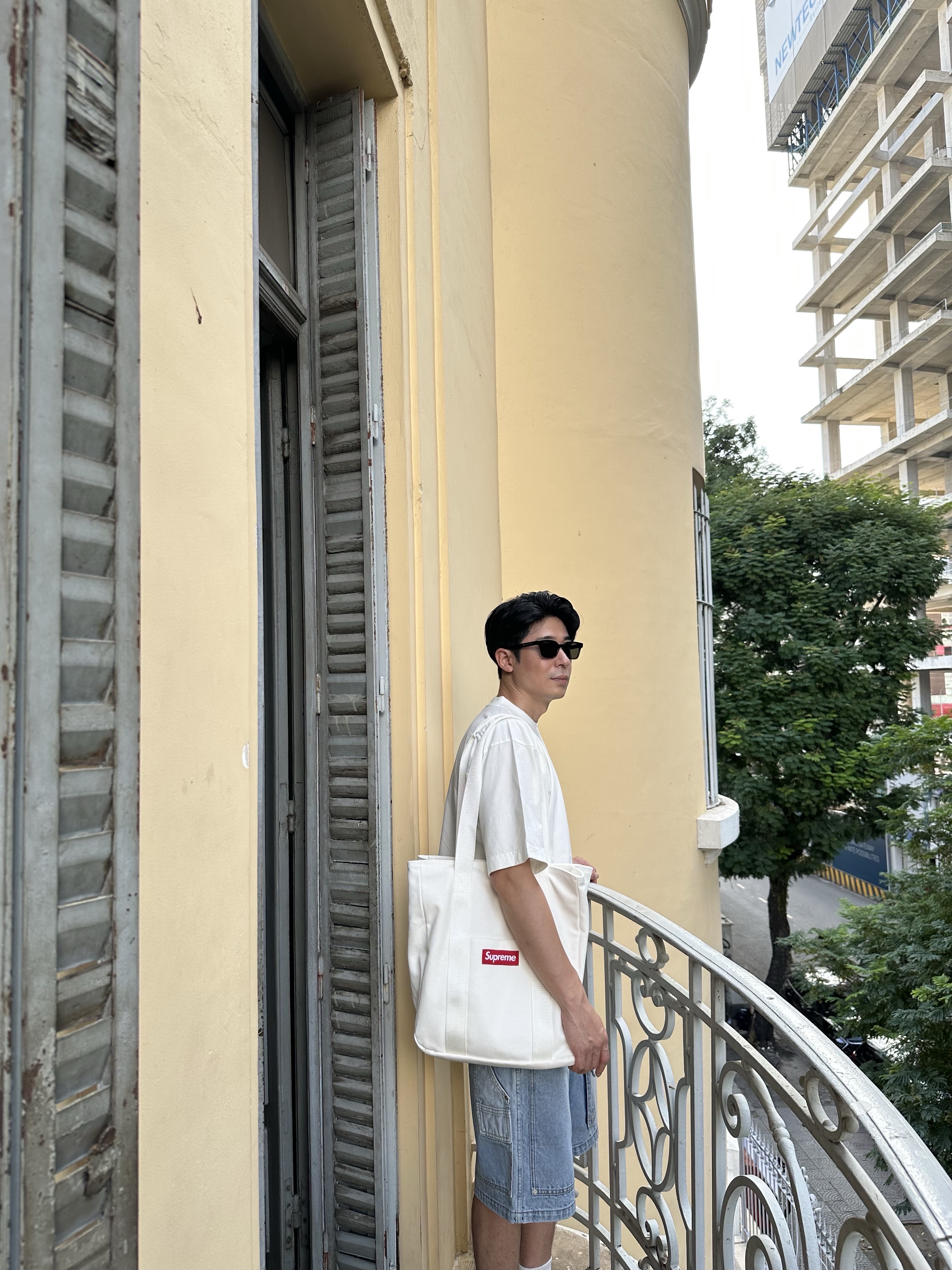 Maison Mihara Yasuhiro Instrumental Embroidery T-Shirt White, Supreme Canvas Tote White 착용 스타일 - 1