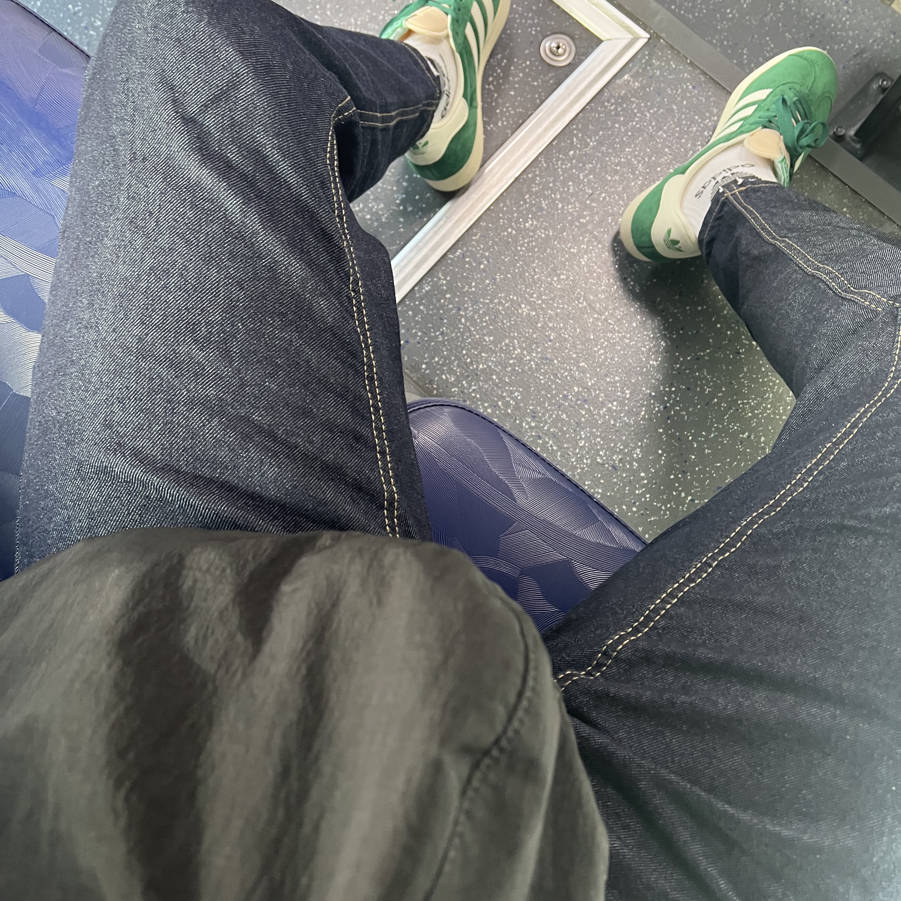 Adidas Gazelle Dark Green Cream White, COS Nylon Crossbody Saddle Bag Black 착용 스타일 - 1