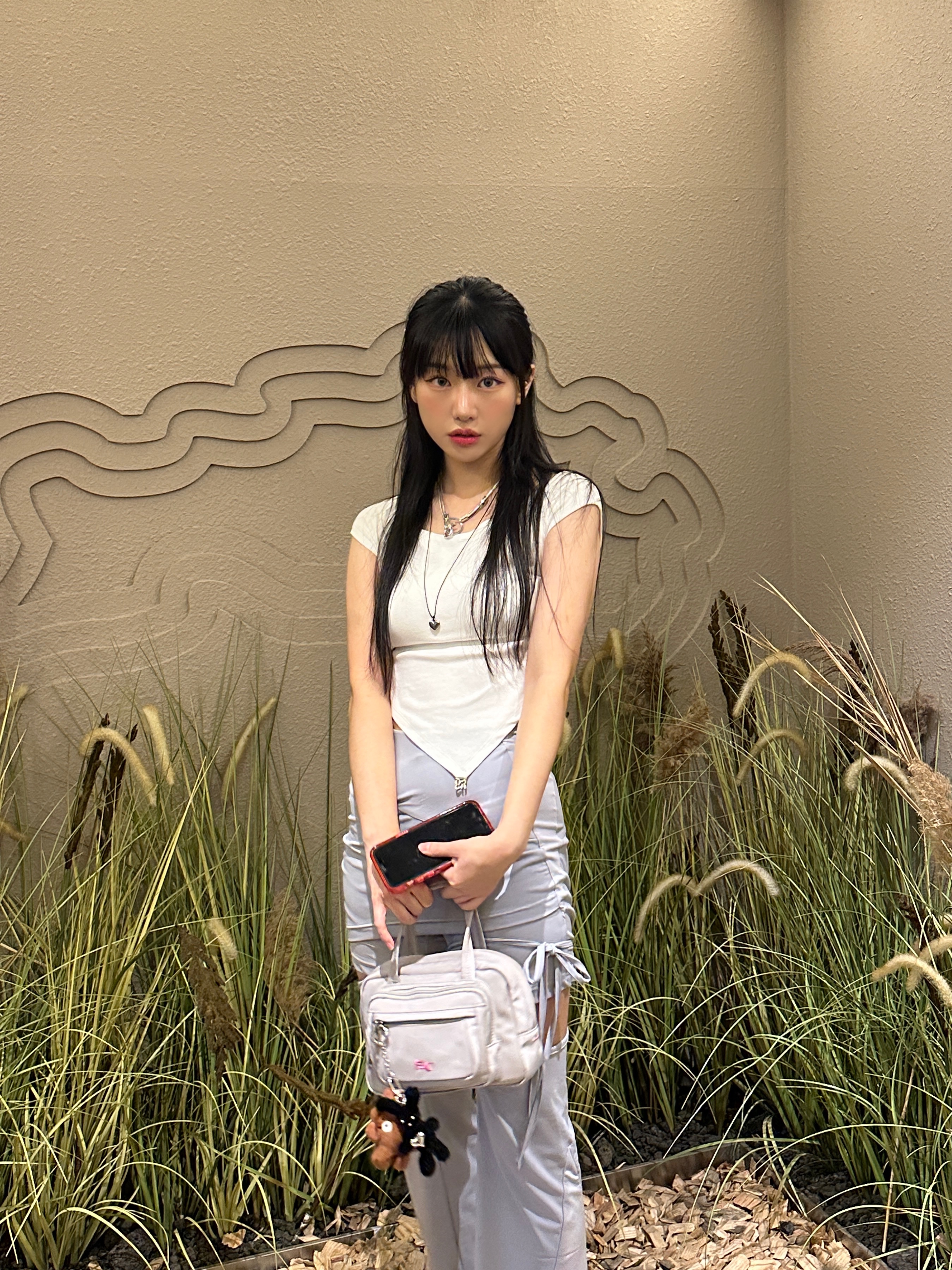 (W) Glowny Valen V-Cut T-Shirt Black, (W) Prada Metal Hair Clips Light Blue 착용 스타일 - 4