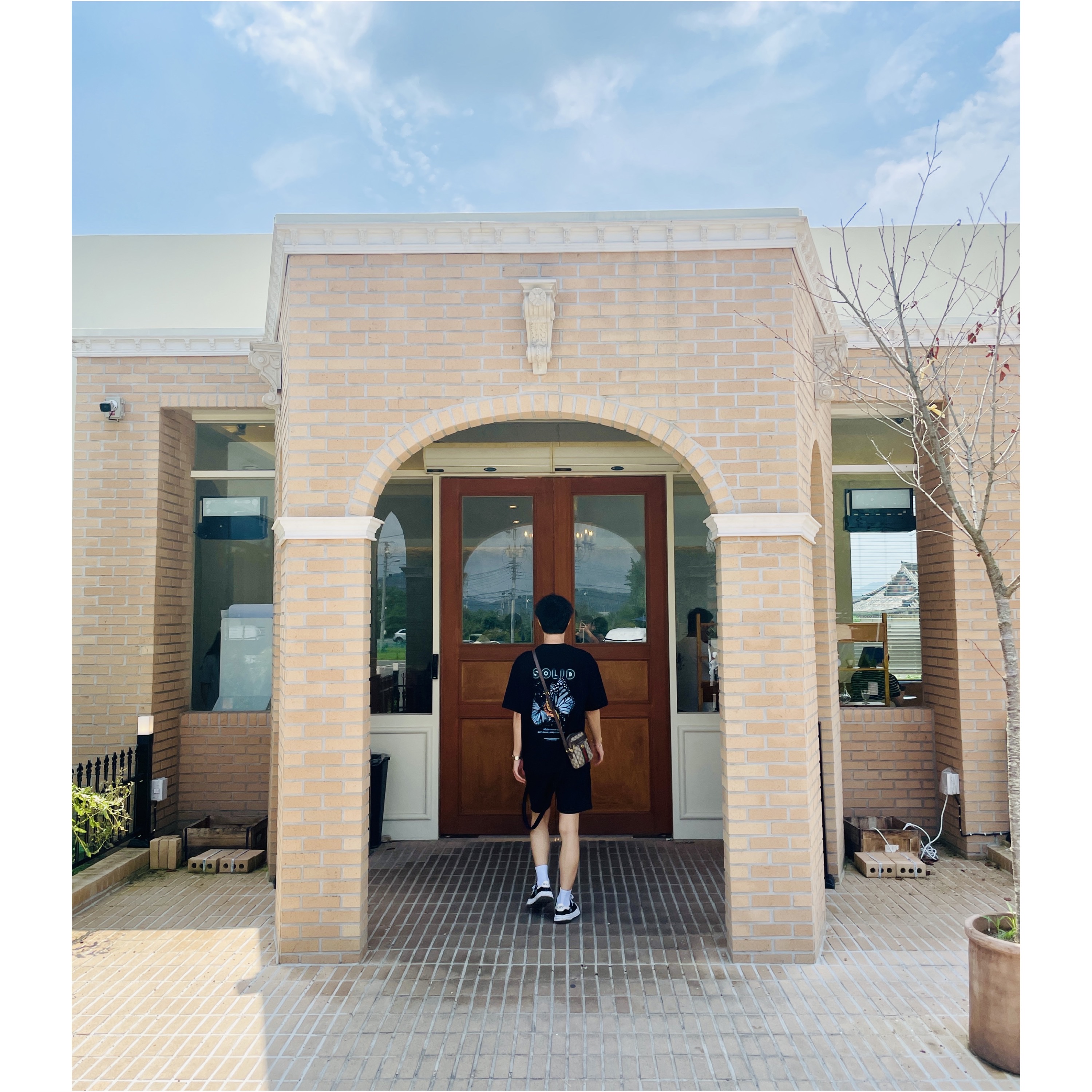 Solid Homme Butterfly Graphic T-Shirt Black - 23SS, Maison Mihara Yasuhiro Blakey OG Sole Canvas Low-top Sneakers Black White 착용 스타일 - 2