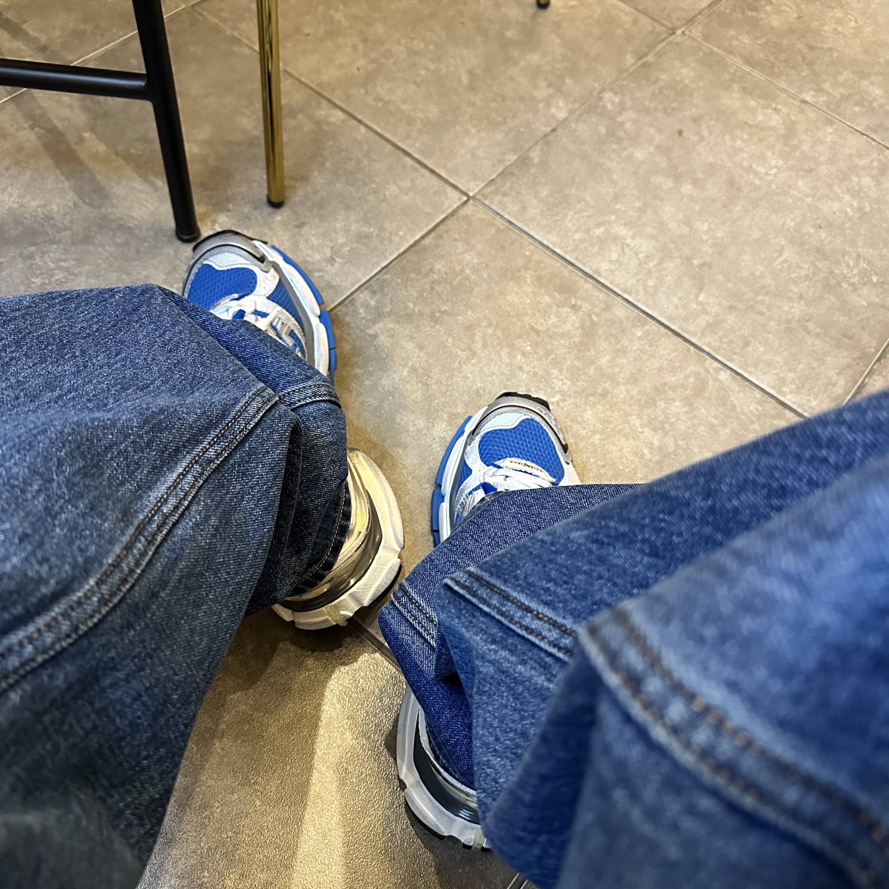 Balenciaga Runner Sneakers Blue White 착용 스타일 - 2