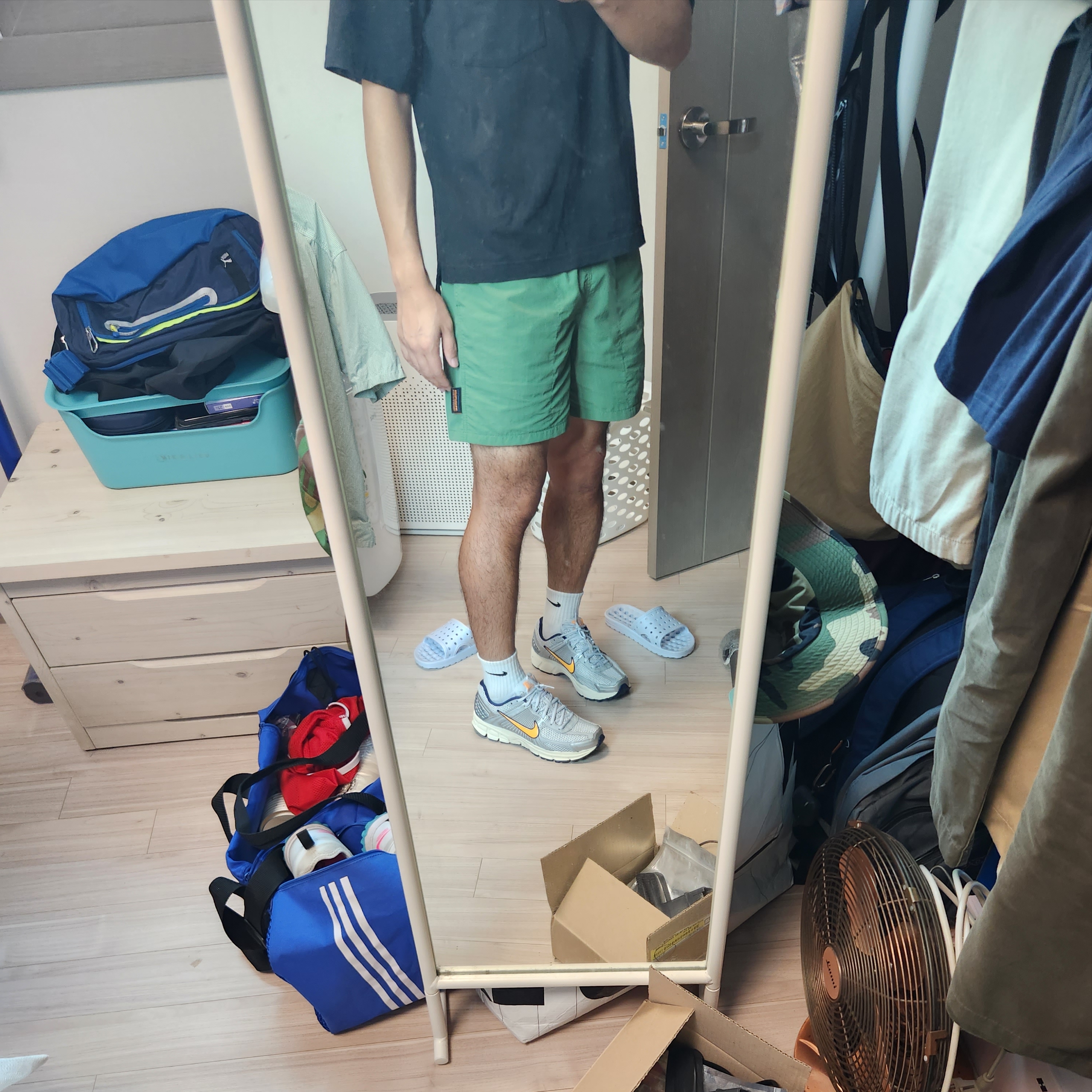 Nike Zoom Vomero 5 Pure Platinum and Laser Orange 착용 스타일