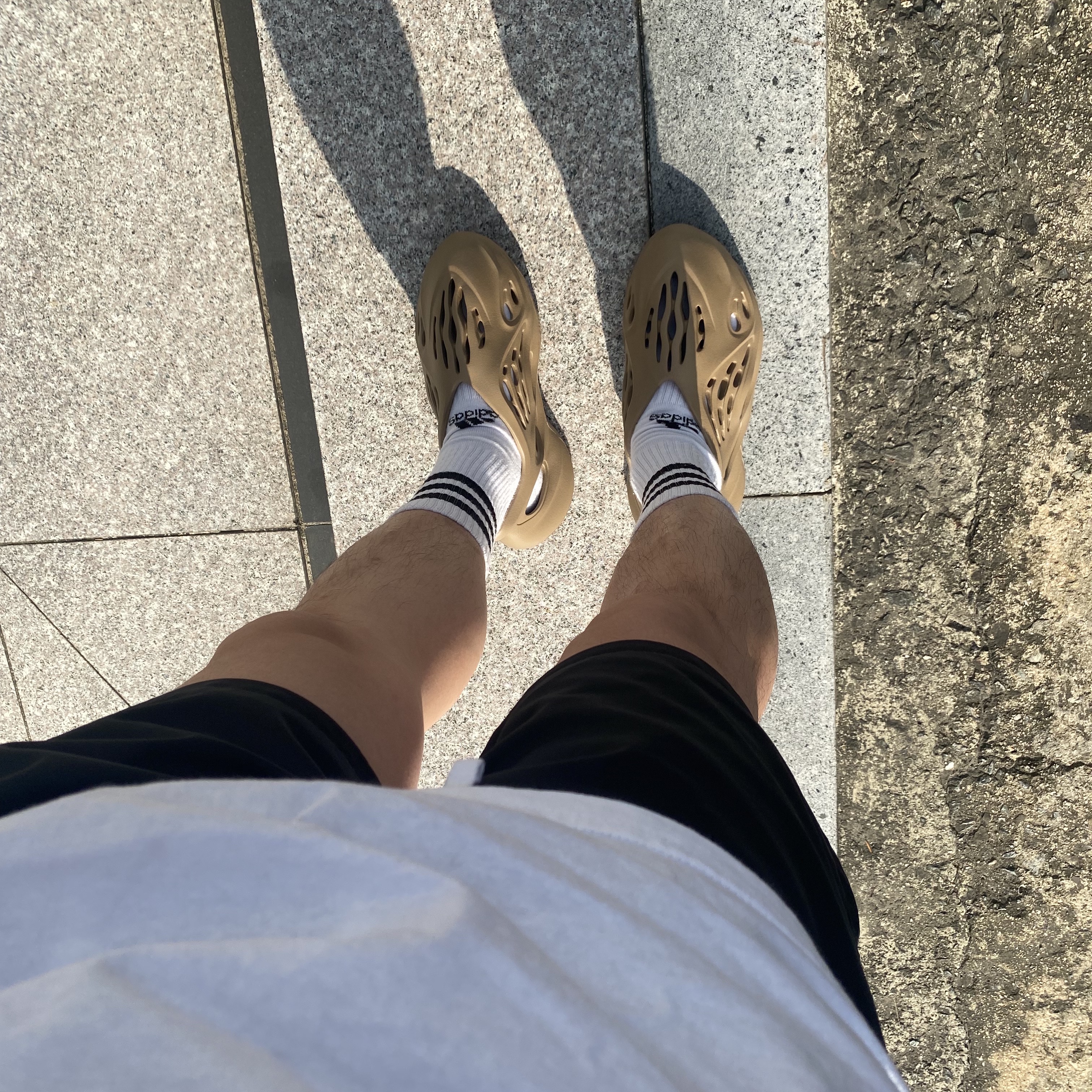 Adidas Yeezy Foam RNNR Clay Taupe, Stussy Melted T-Shirt White 착용 스타일 - 2