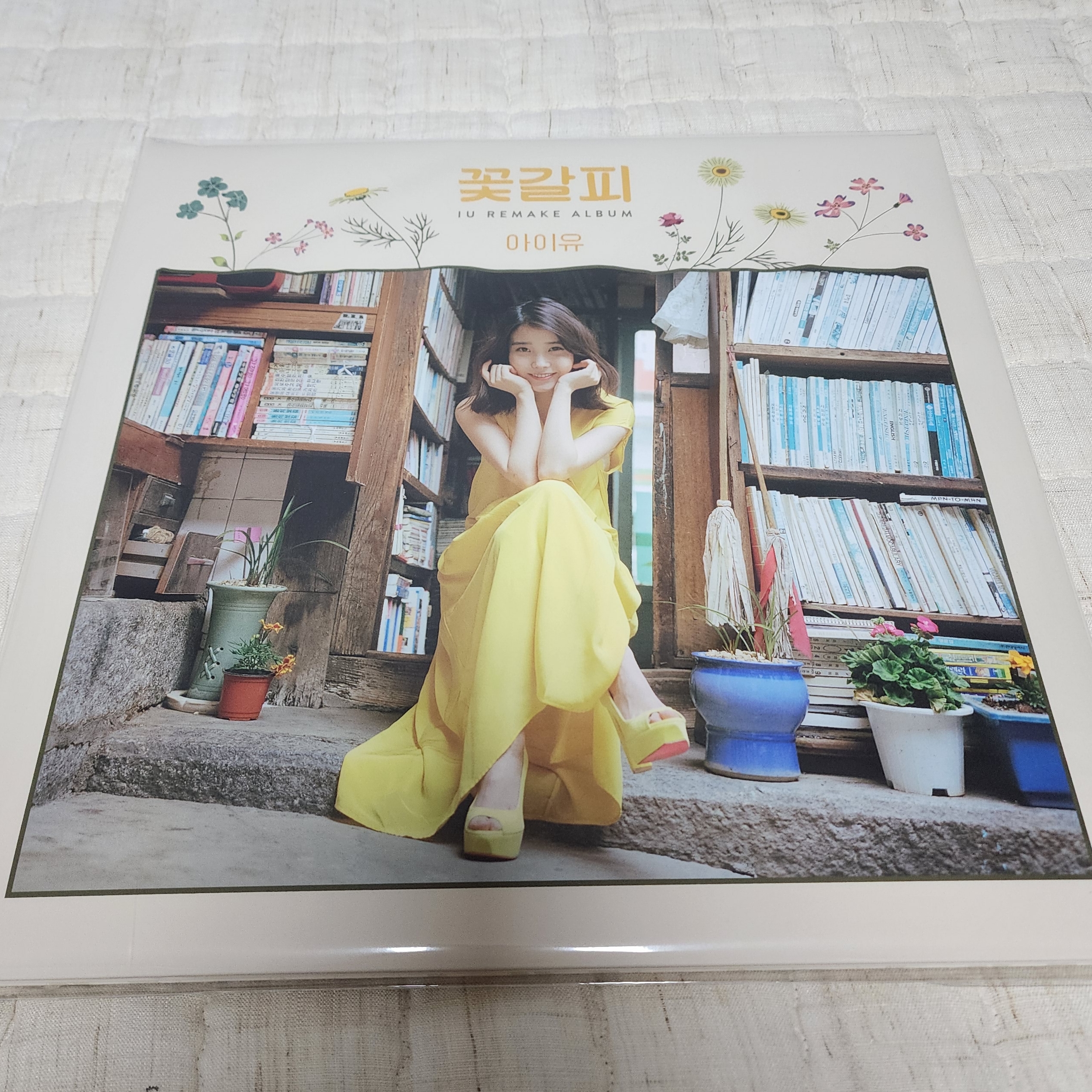 IU Remake Album A Flower Bookmark (Edam Ver.) LP 착용 스타일