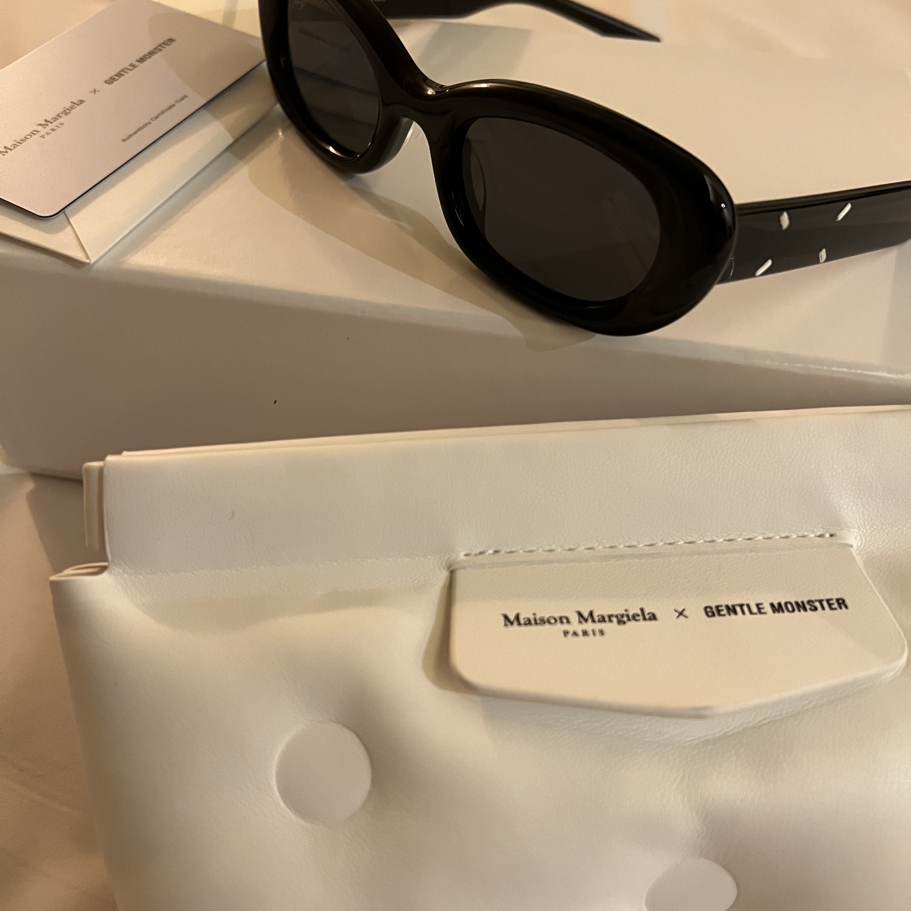 Gentle Monster x Maison Margiela MM004 Black Black 착용 스타일