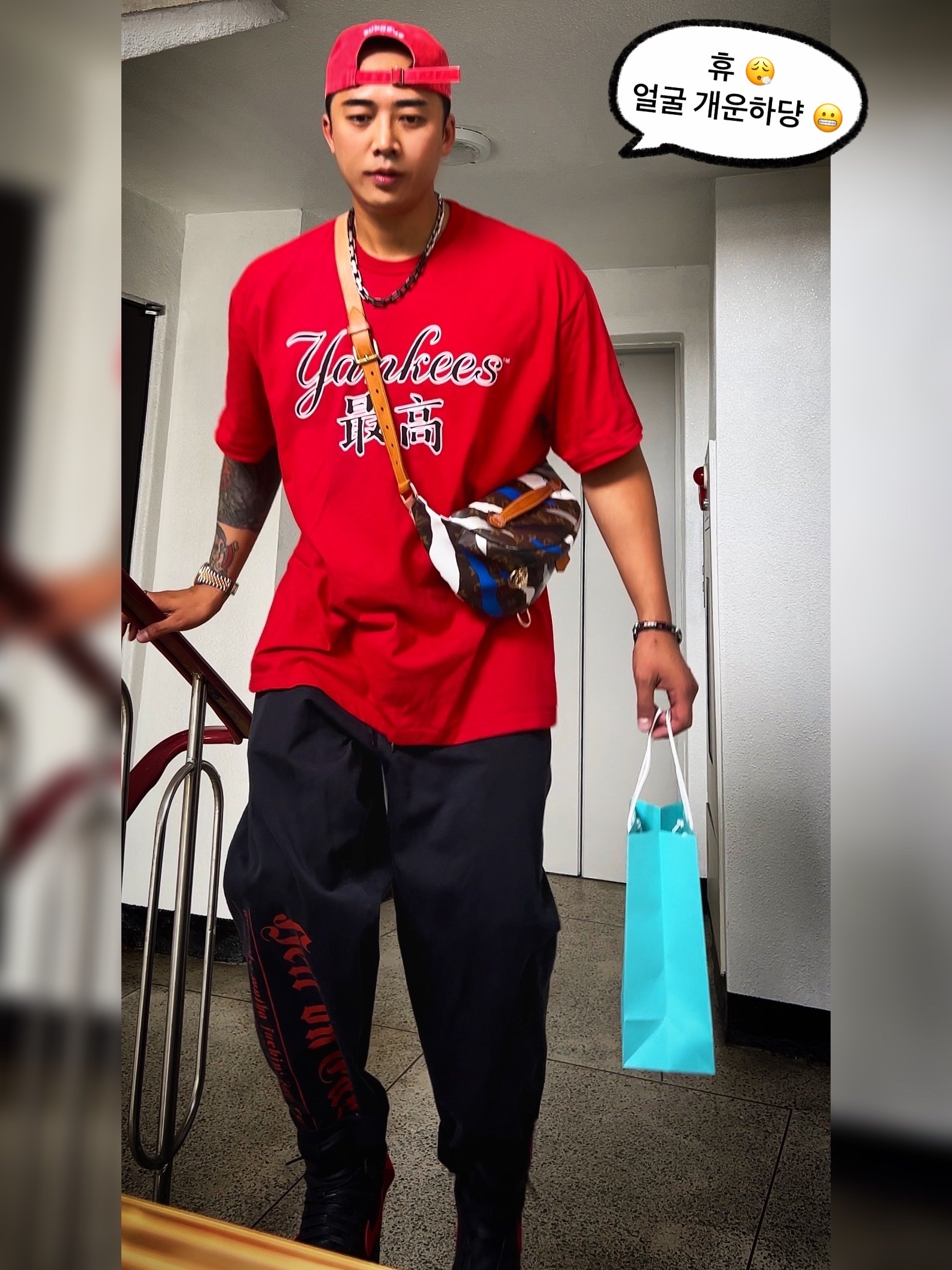 Supreme Pigment Canvas S Logo 6-Panel Red - 23SS, Supreme x MLB Kanji Teams T-Shirt Yankees Red - 22FW 착용 스타일 - 5