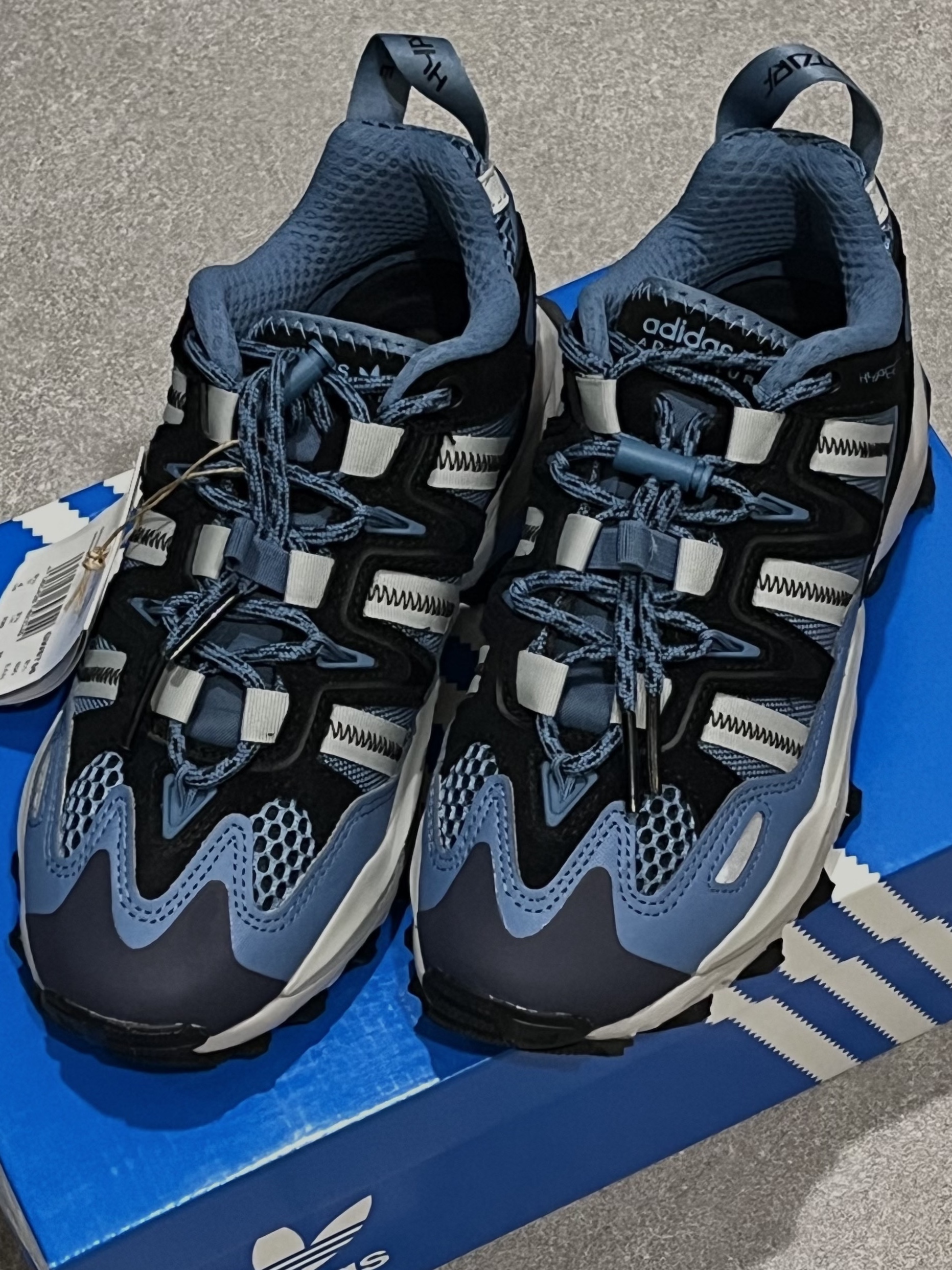 Adidas Hyperturf Altered Blue Core Black 착용 스타일