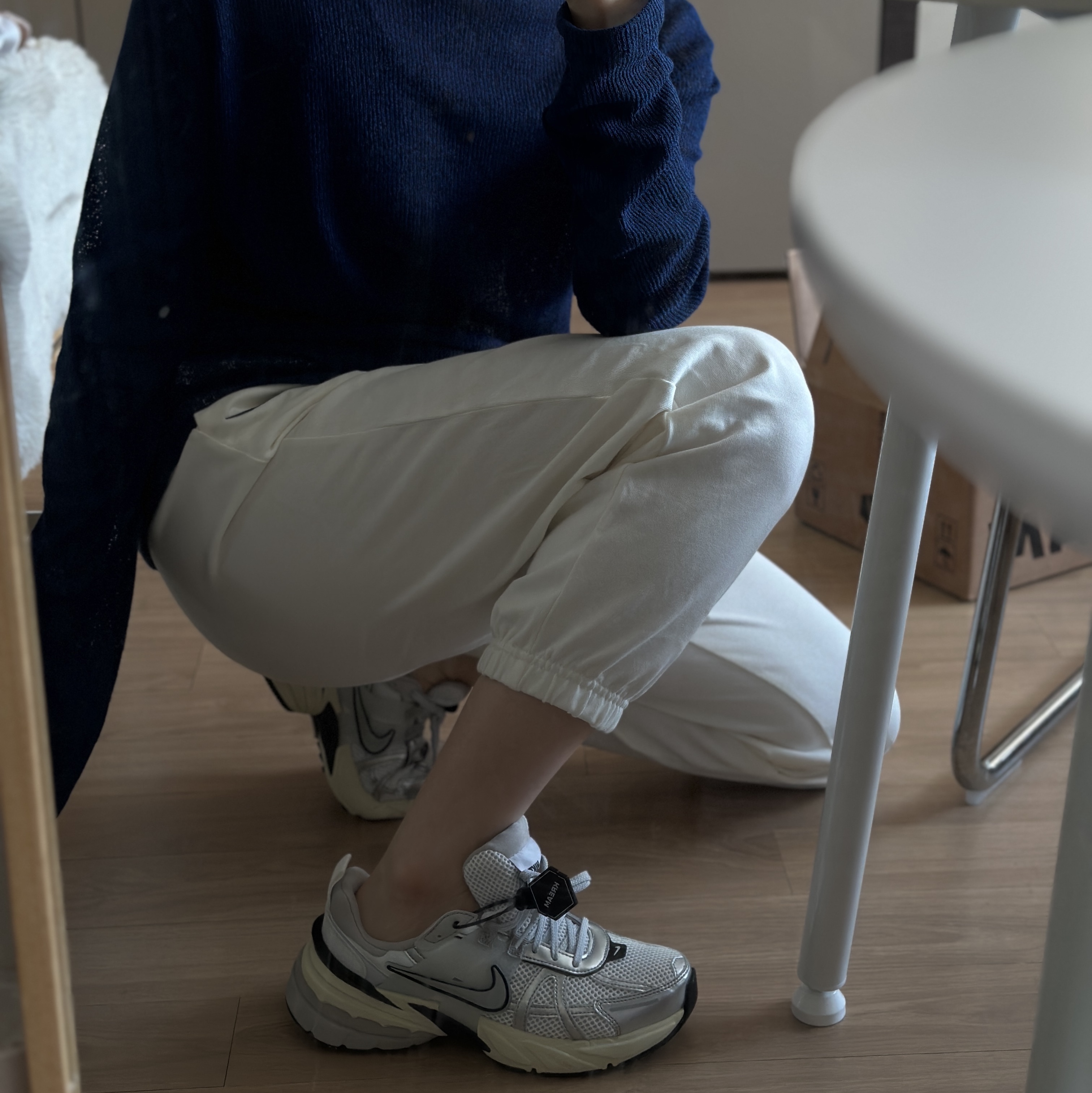 Nike V2K Run Summit White Metallic Silver 착용 스타일 - 1