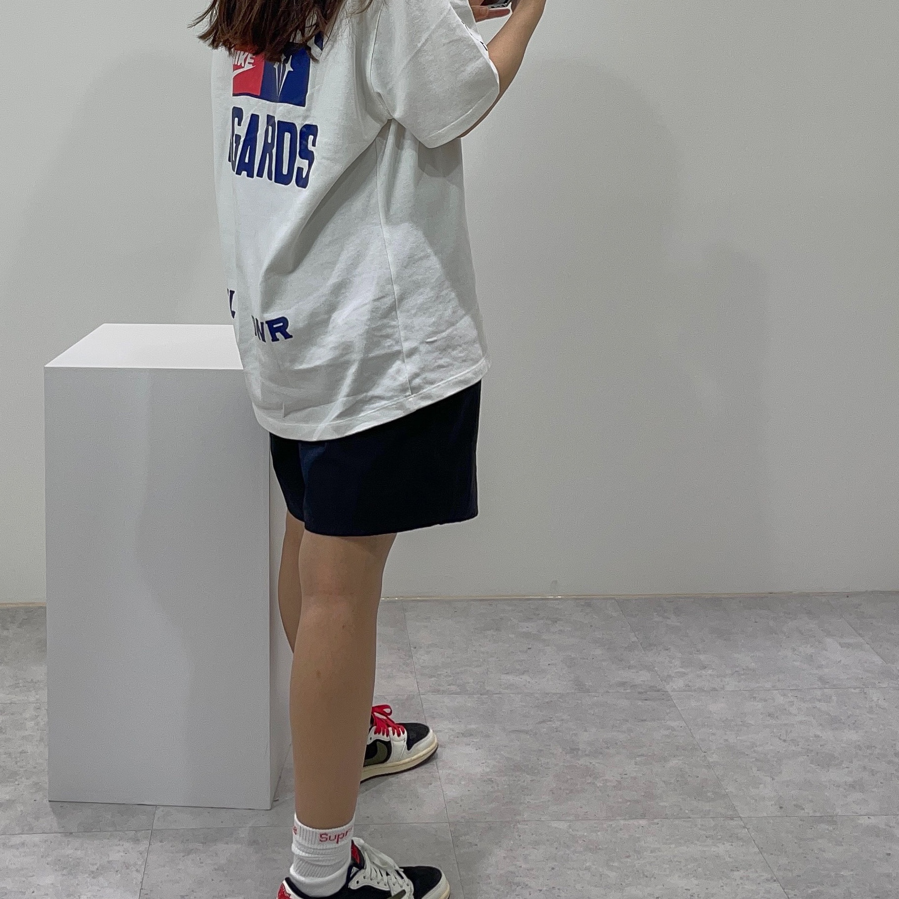 Nike x Drake Nocta x Cactus Plant Flea Market Souvenir Cactus T-Shirt White (DR2630-100), Supreme Hanes Crew Socks White (4 Pack) 착용 스타일 - 3