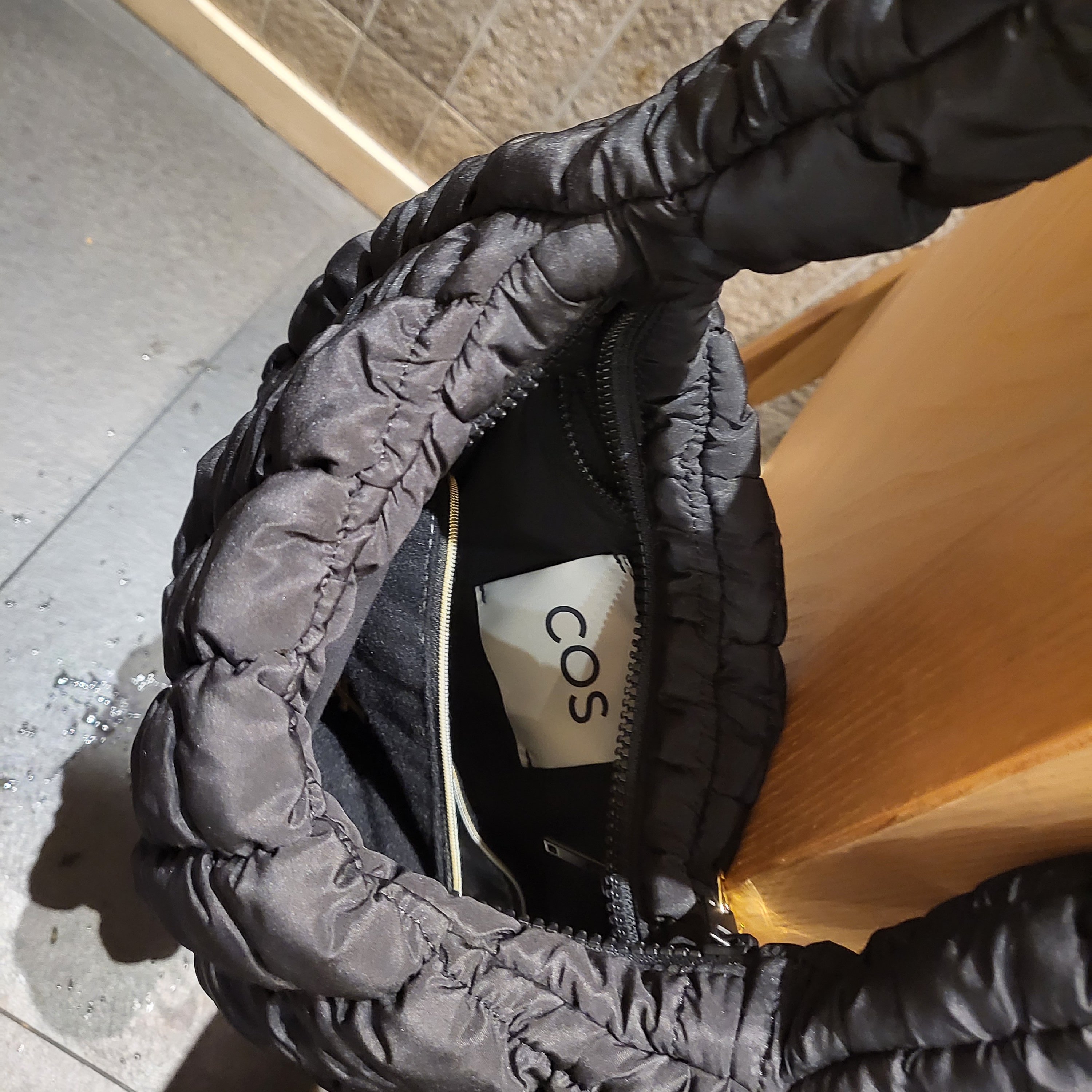 COS Quilted Mini Bag Black 착용 스타일 - 2