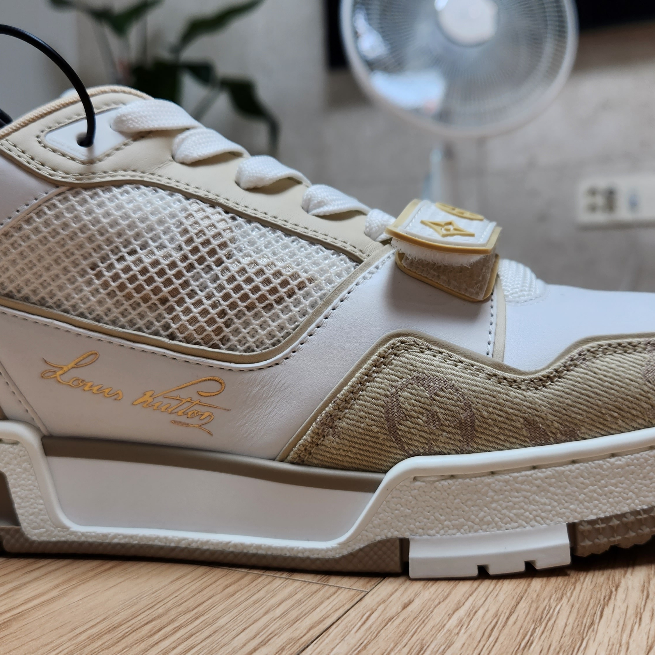 Louis Vuitton LV Trainer Sneakers Beige 착용 스타일 - 2