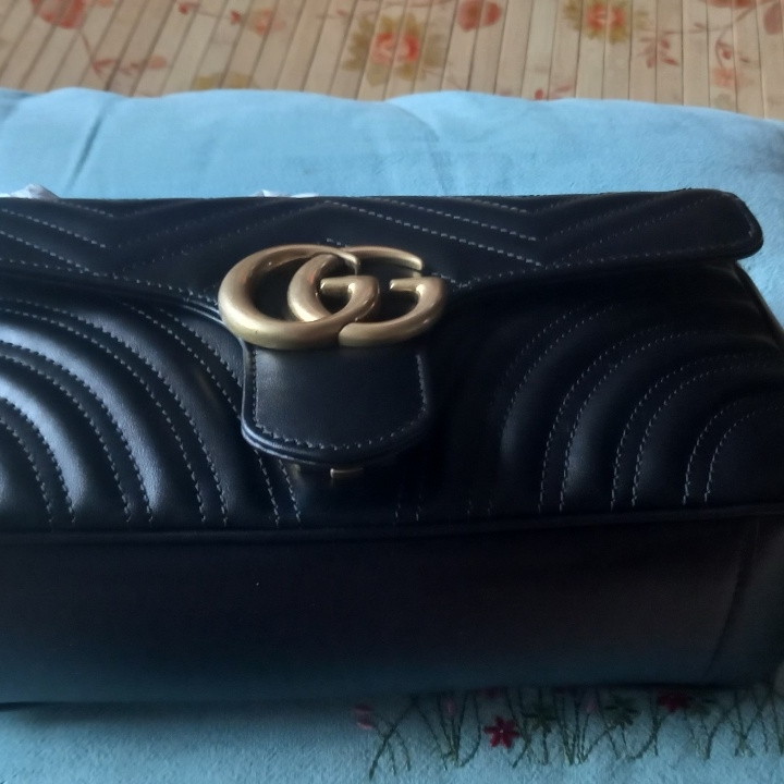 Gucci GG Marmont Matelasse Small Shoulder Bag Black 착용 스타일