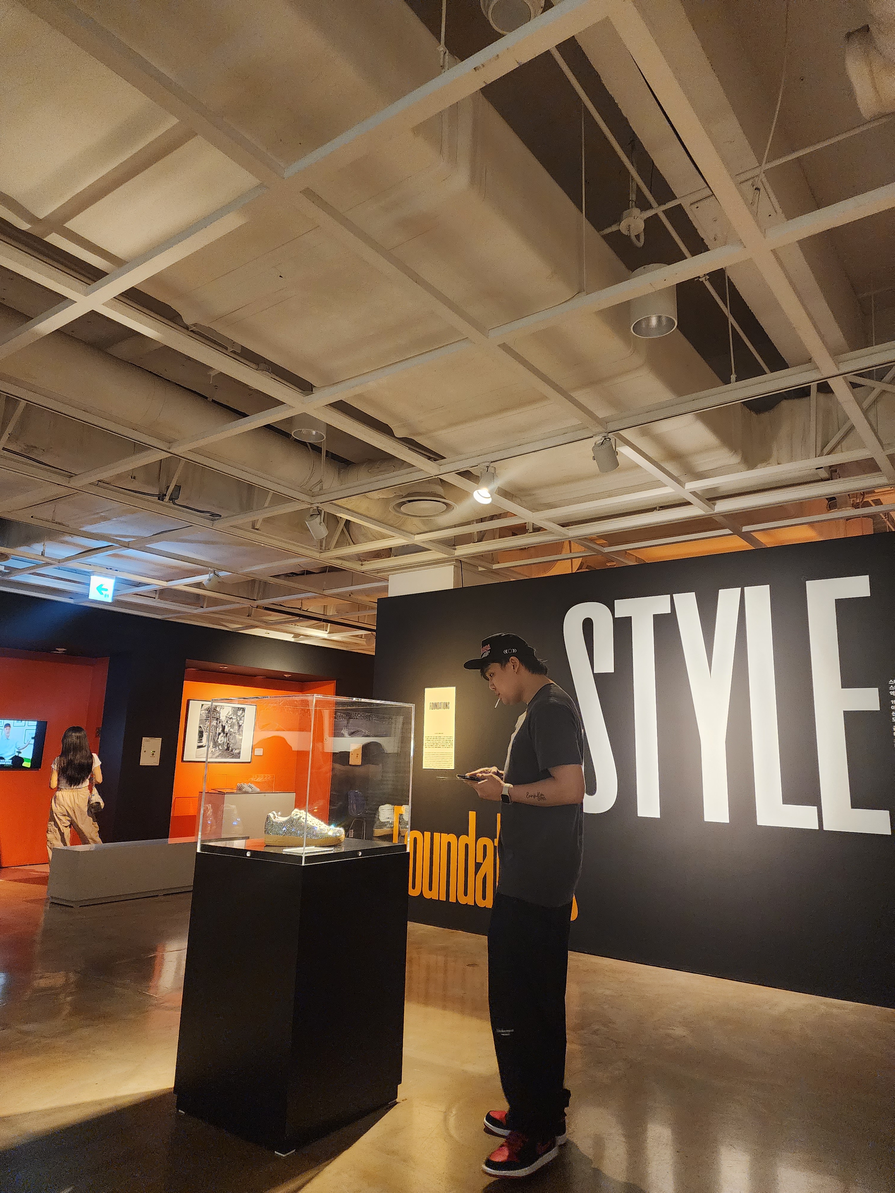 TAEYANG Shoong! Racing Cap Black, Undermycar Shinsegae Pop-Up T-Shirt Scandinavian - 22SS 착용 스타일 - 3