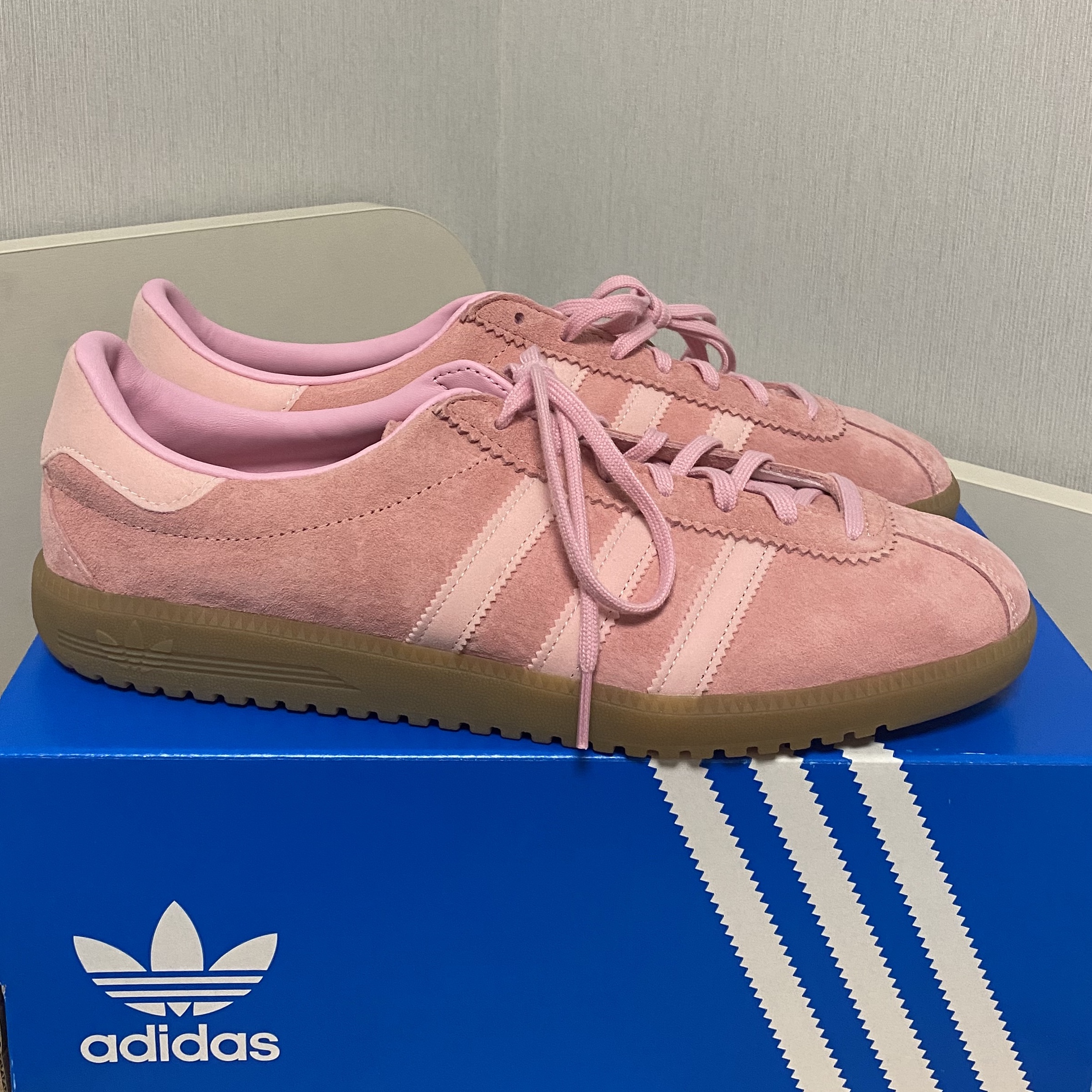Adidas Bermuda Glow Pink 착용 스타일 - 2