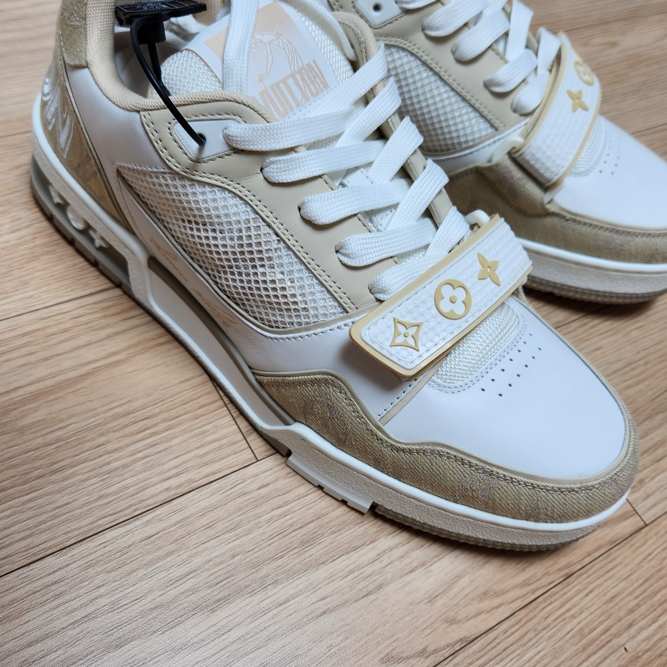 Louis Vuitton LV Trainer Sneakers Beige 착용 스타일 - 1