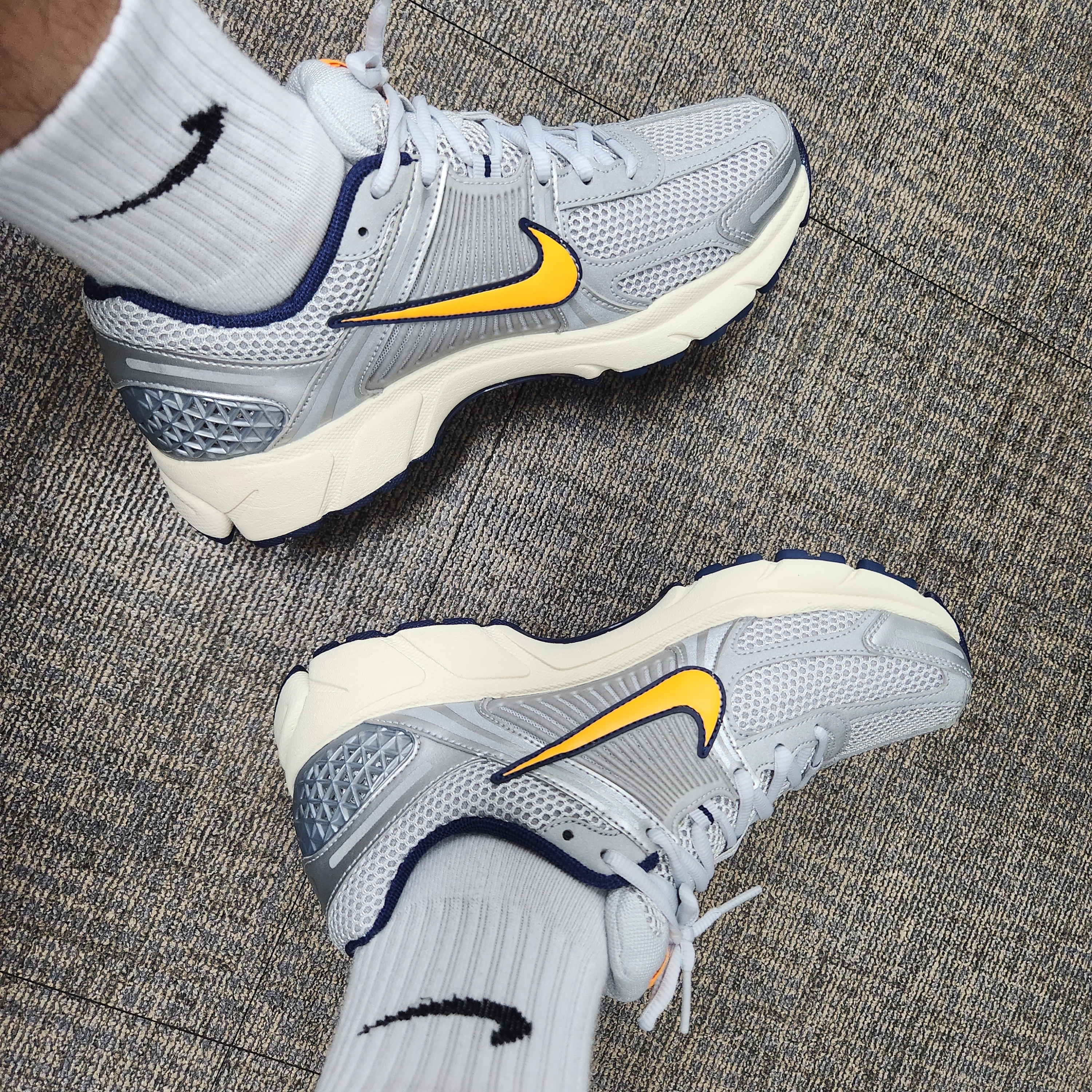Nike Zoom Vomero 5 Pure Platinum and Laser Orange 착용 스타일