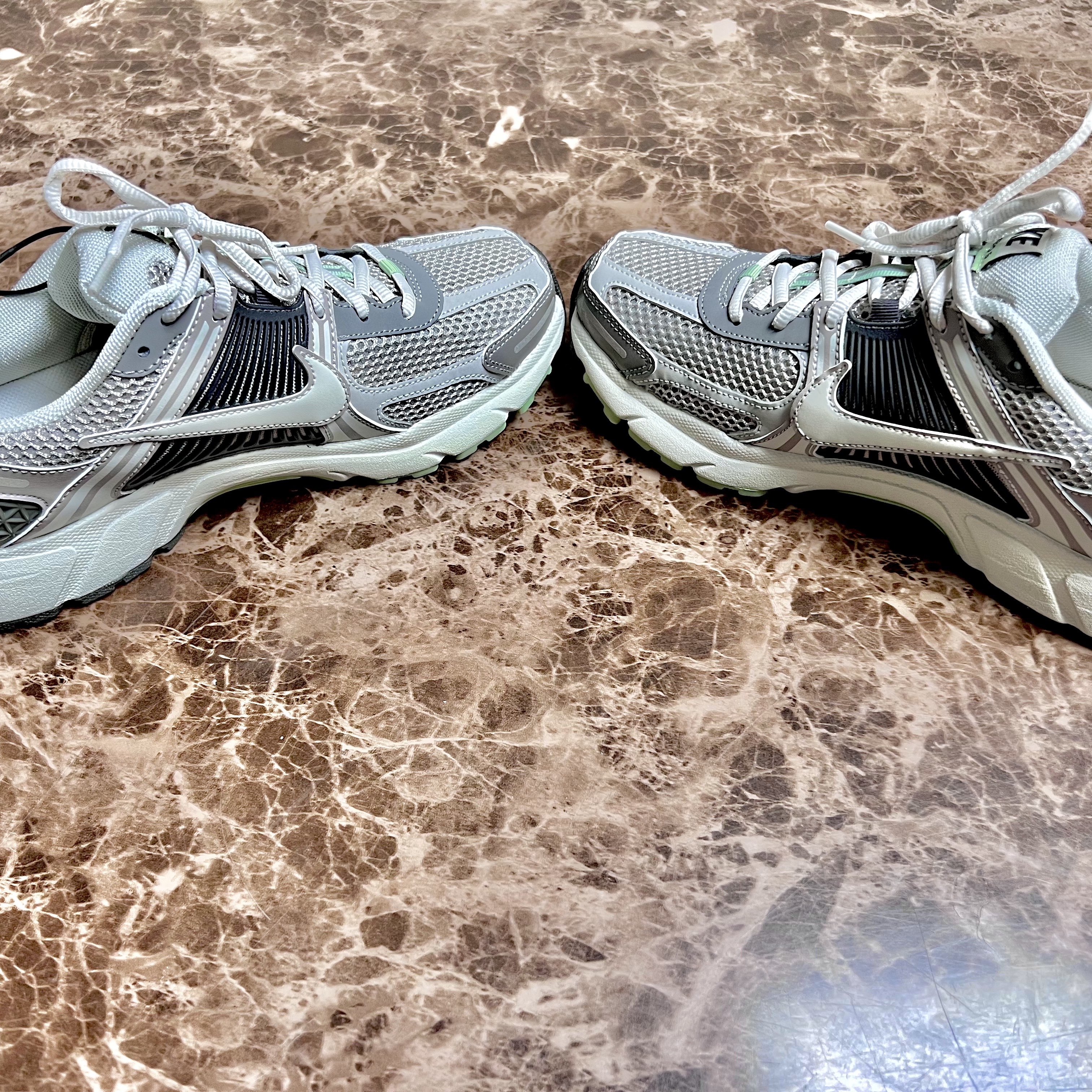 (W) Nike Zoom Vomero 5 Cobblestone and Flat Pewter 착용 스타일 - 3