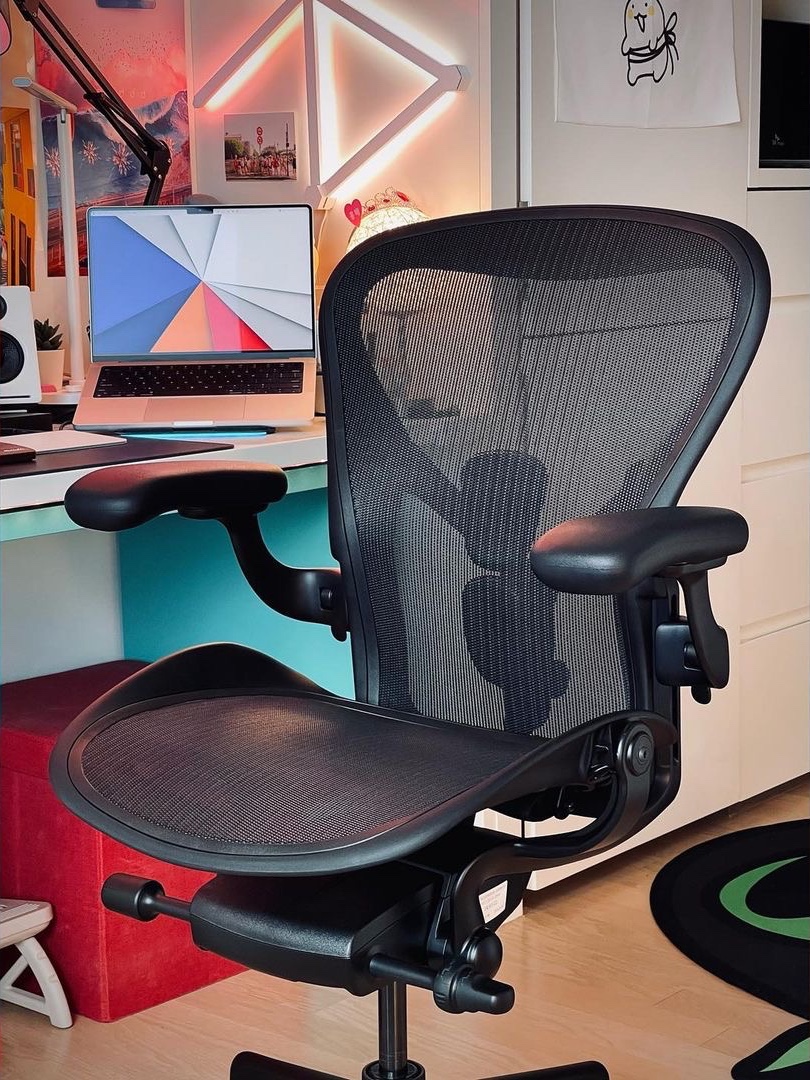 [헤드레스트 증정][20% 쿠폰] Herman Miller New Aeron Chair Full Option Graphite 착용 스타일