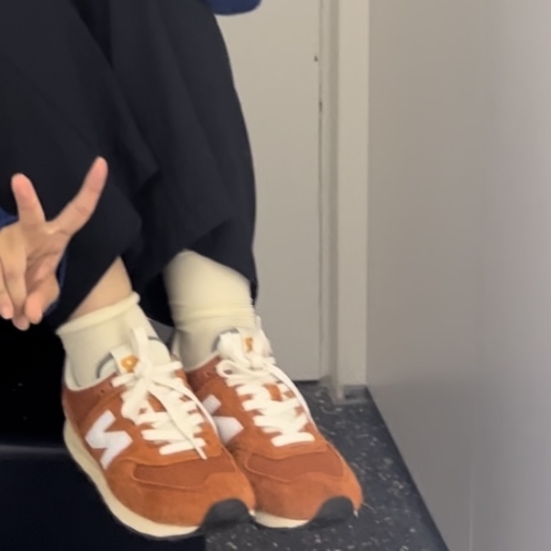 New Balance 574 Heritage Orange Burst White 착용 스타일