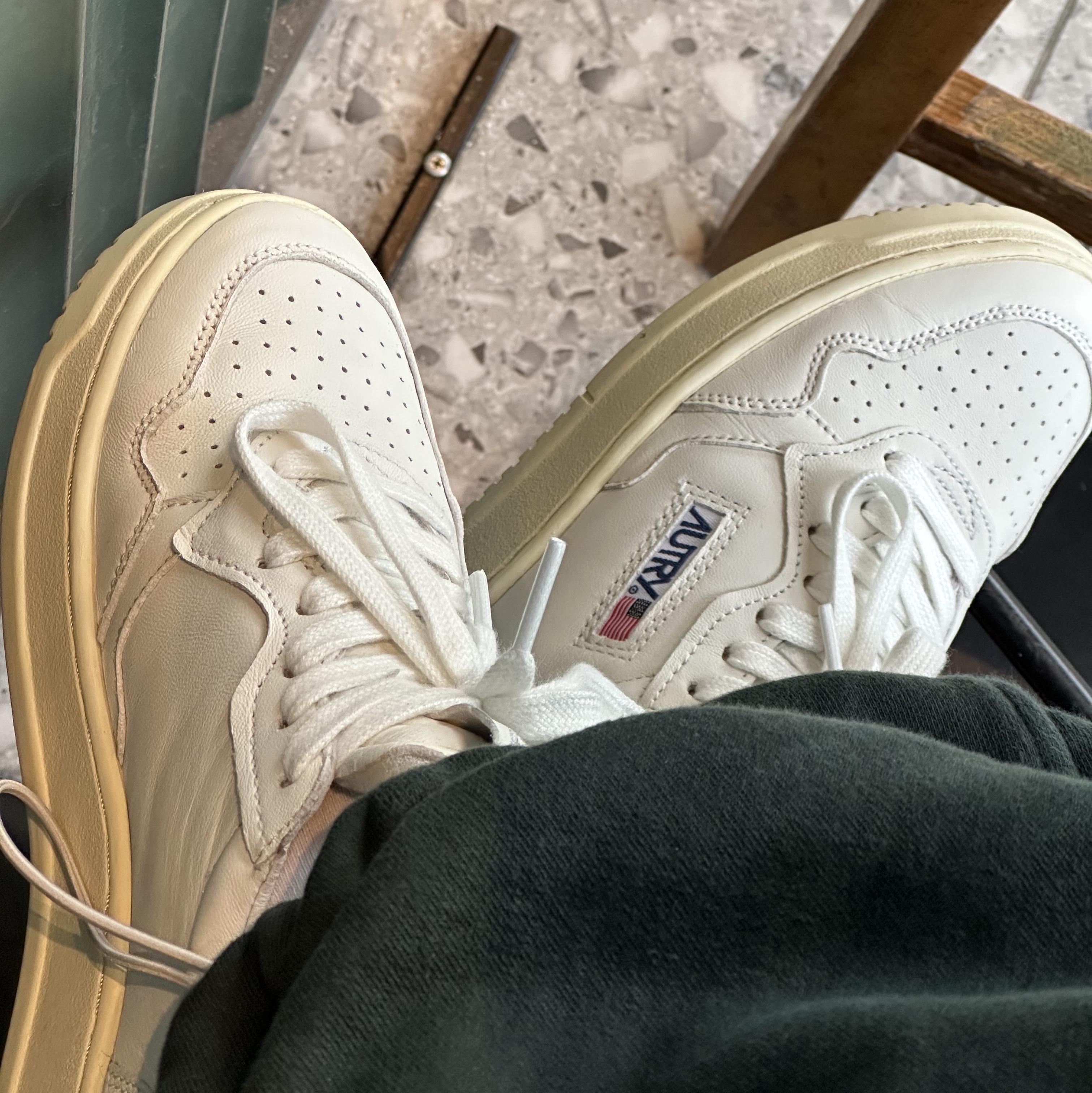 (W) Autry Medalist Low Goatskin Sneakers White 착용 스타일