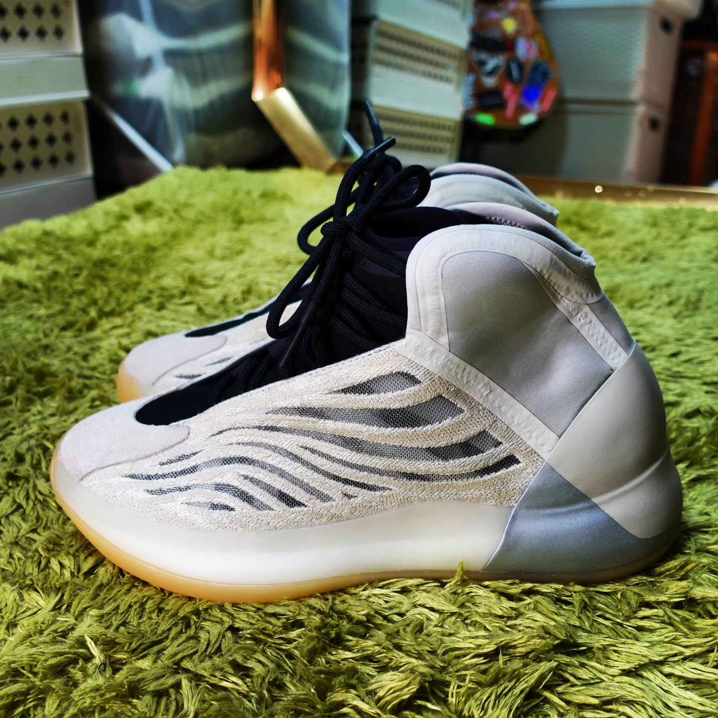 Adidas Yeezy QNTM Mist Slate 착용 스타일 - 4
