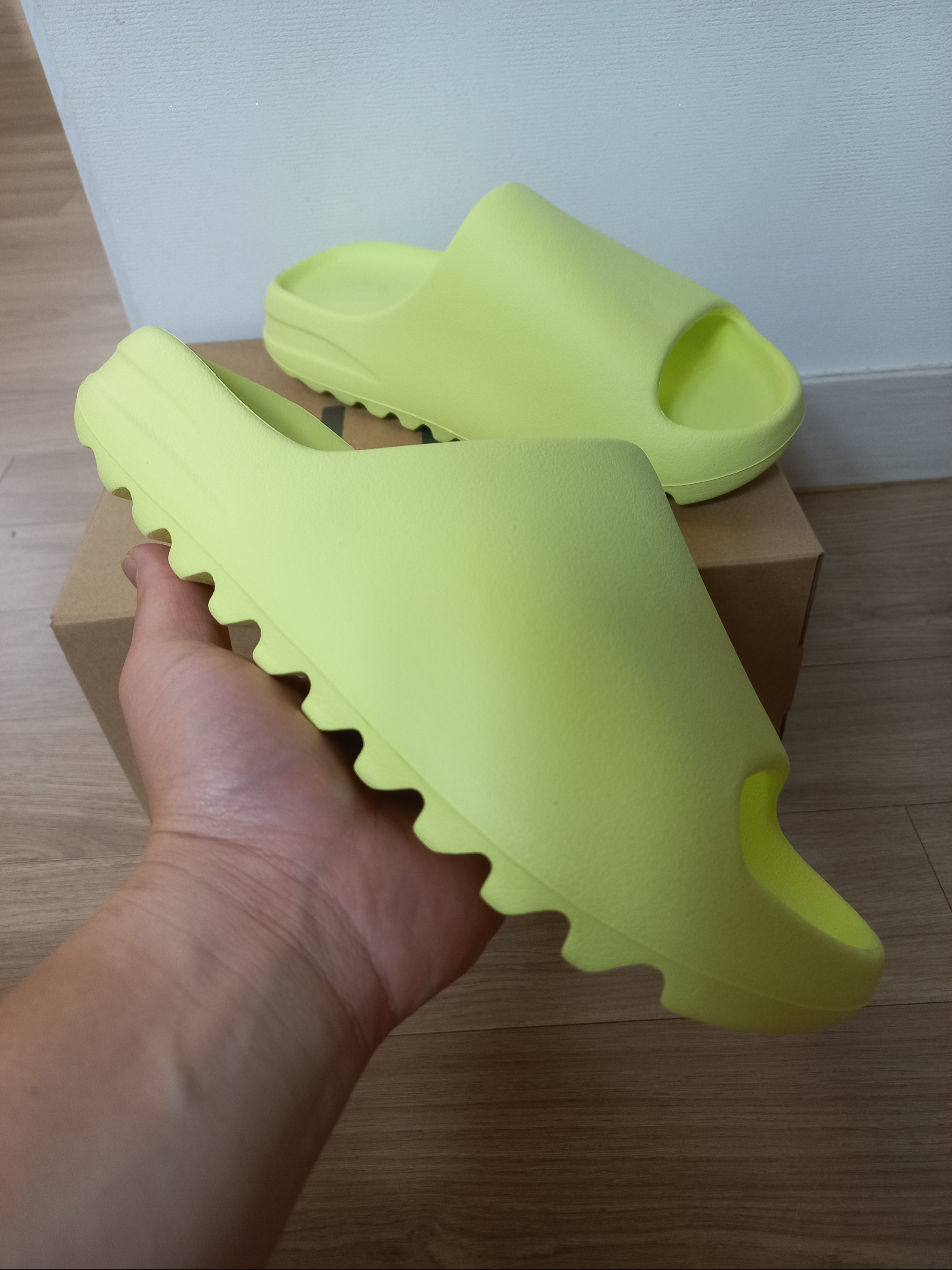 Adidas Yeezy Slide Glow Green 2022/2023 착용 스타일 - 1