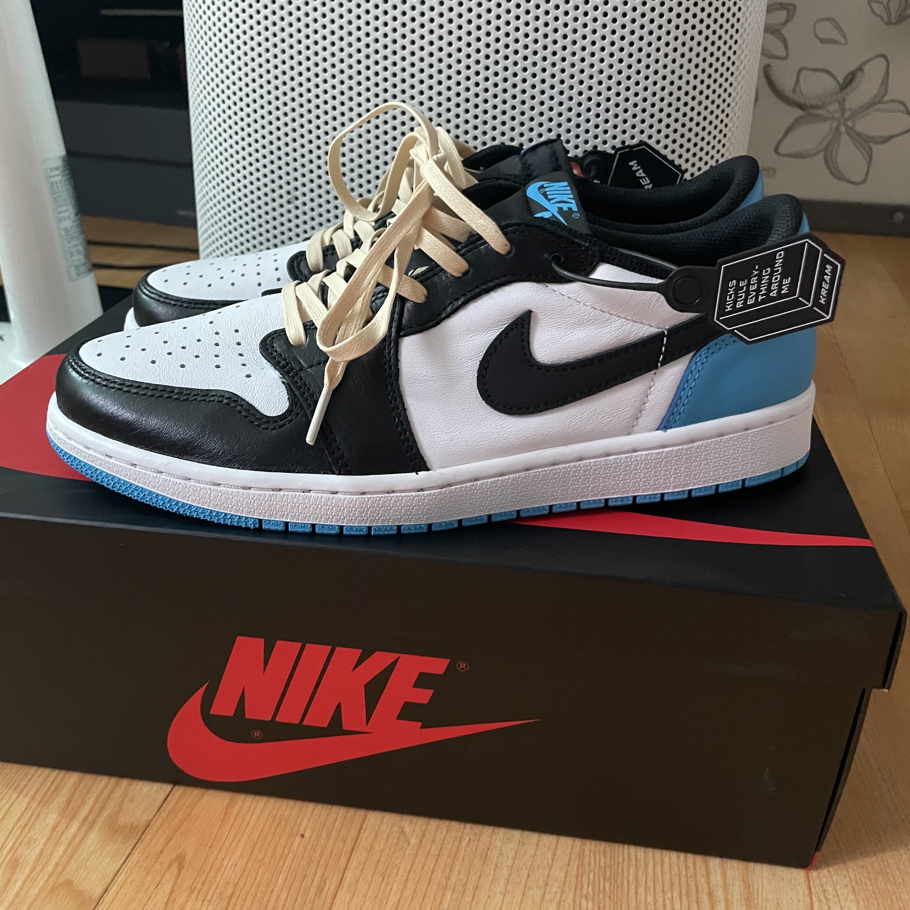 Jordan 1 Retro Low OG Black and Dark Powder Blue 착용 스타일