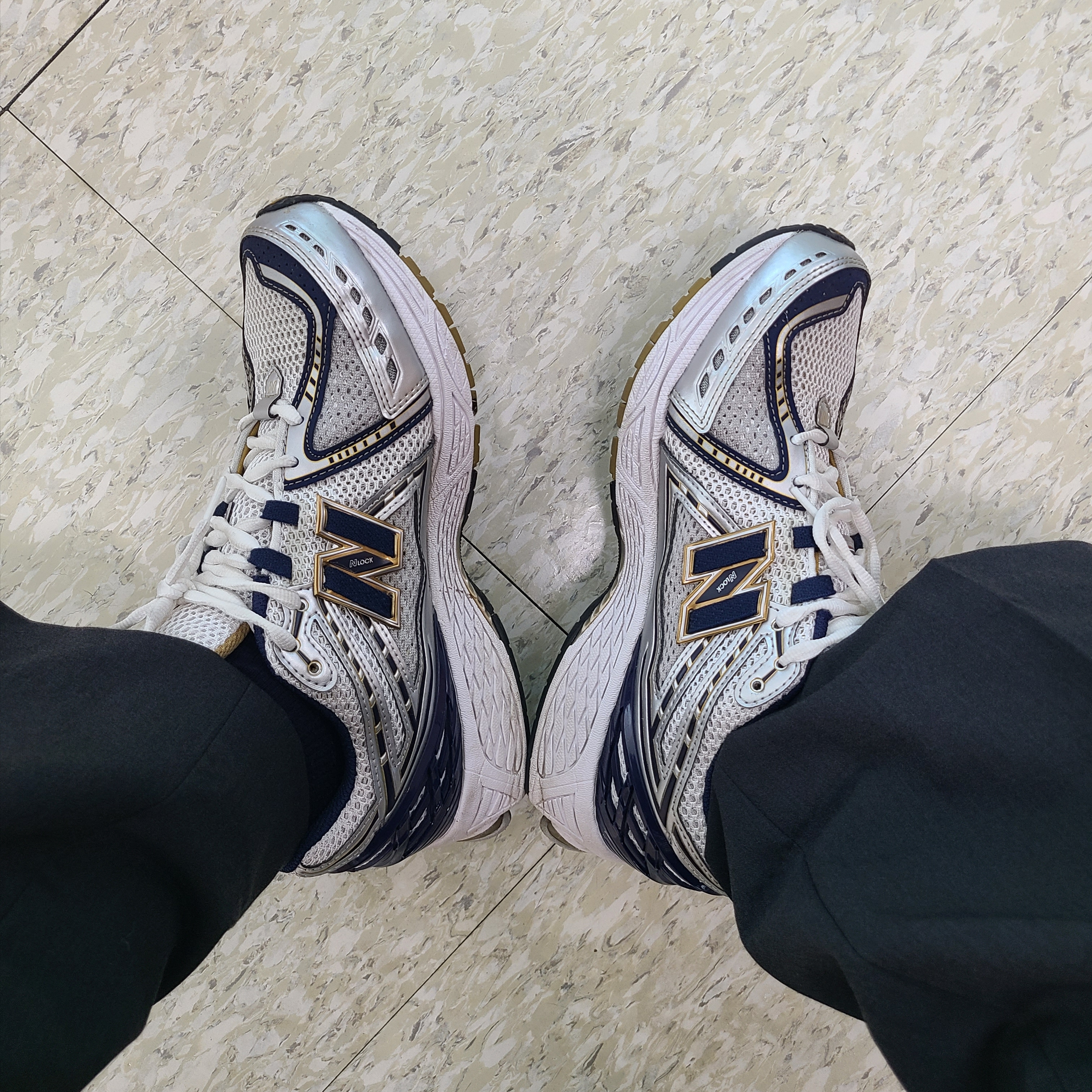New Balance 1906R White Navy Gold 착용 스타일 - 4
