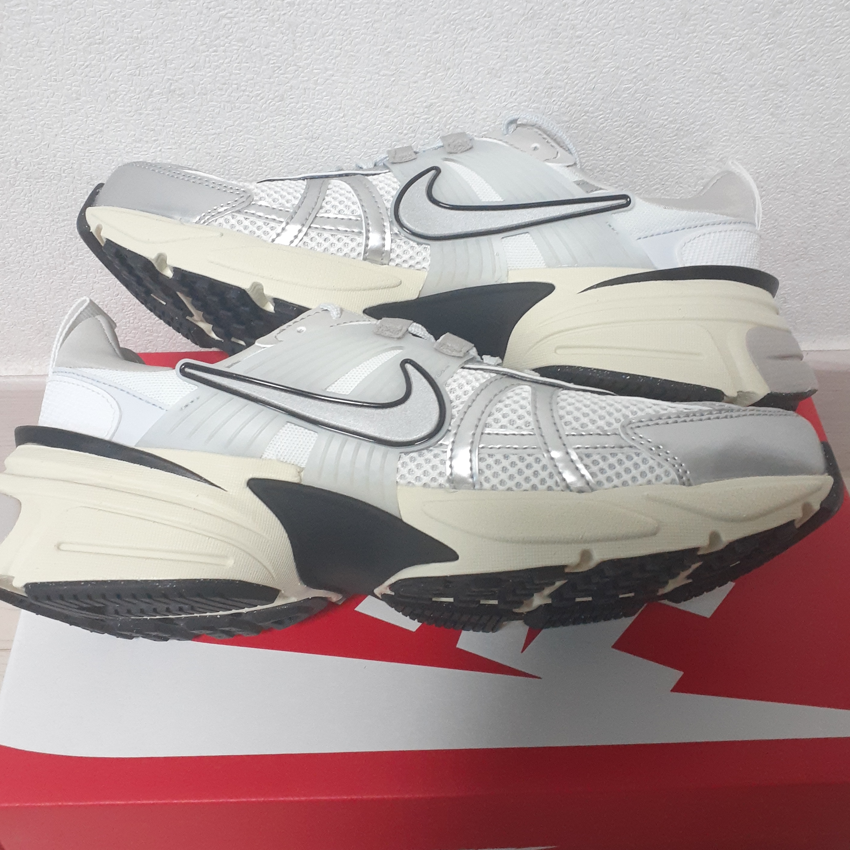 Nike V2K Run Summit White Metallic Silver 착용 스타일