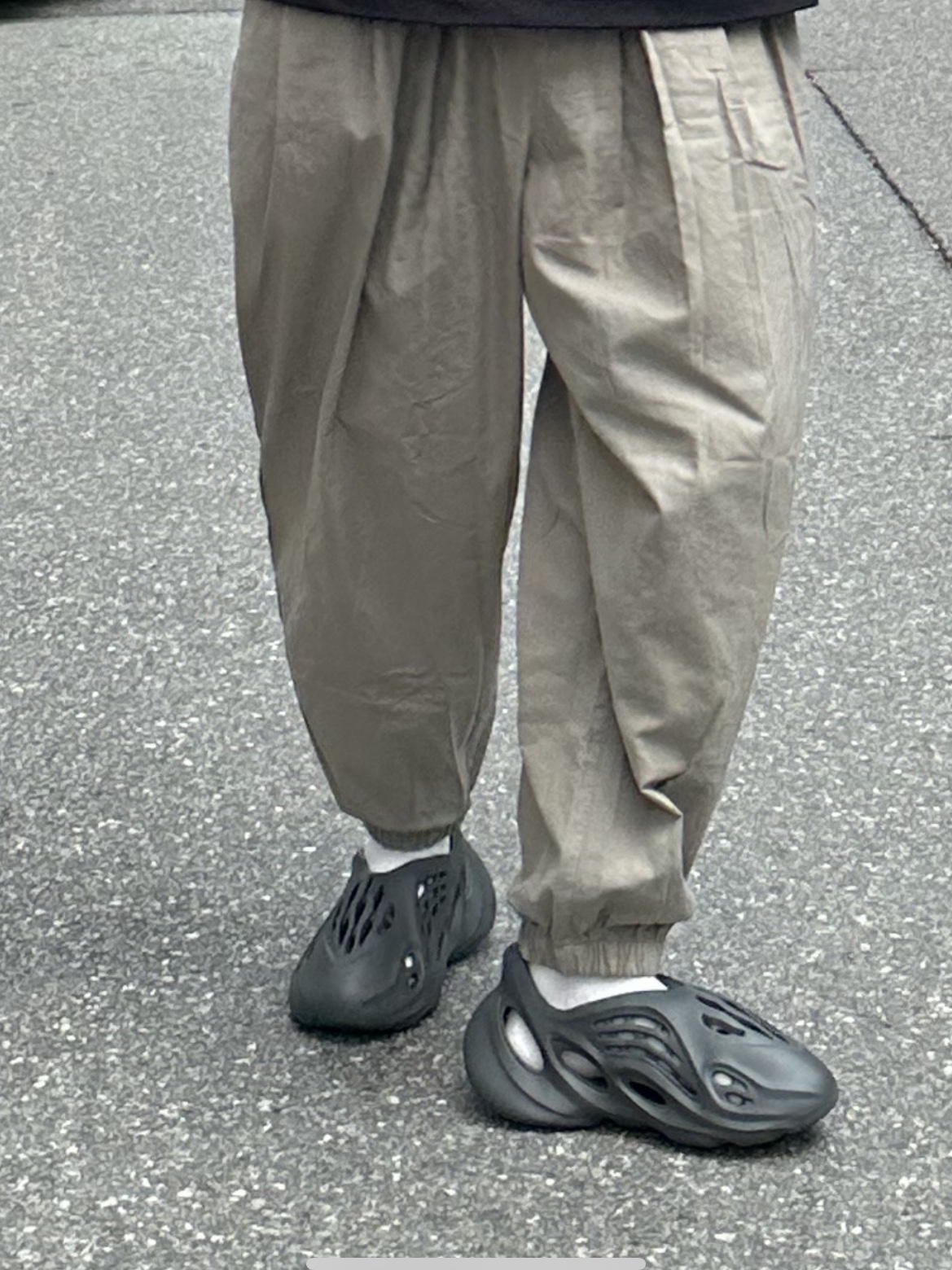 Adidas Yeezy Foam RNNR Carbon 착용 스타일