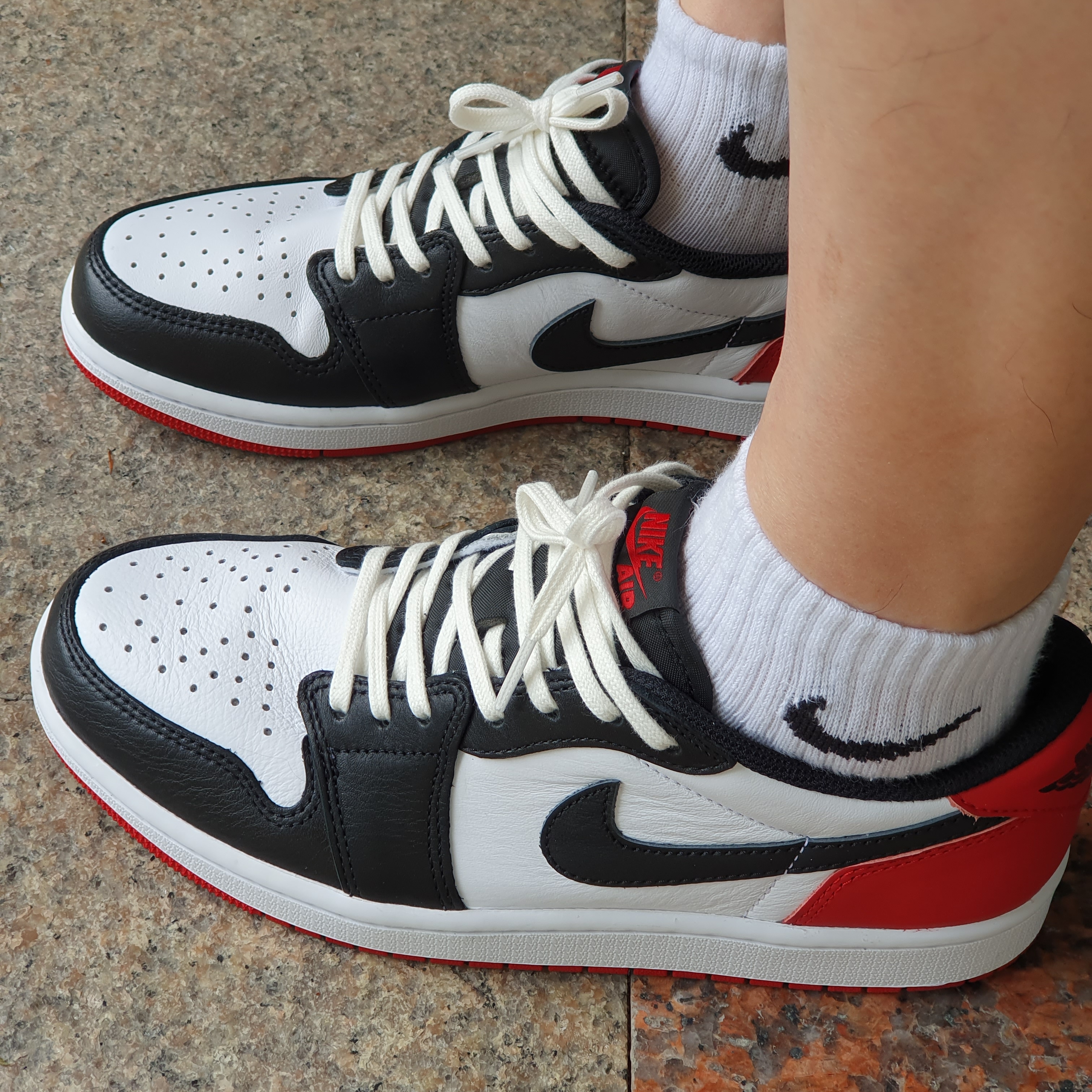 Jordan 1 Retro Low OG Black Toe 착용 스타일 - 4