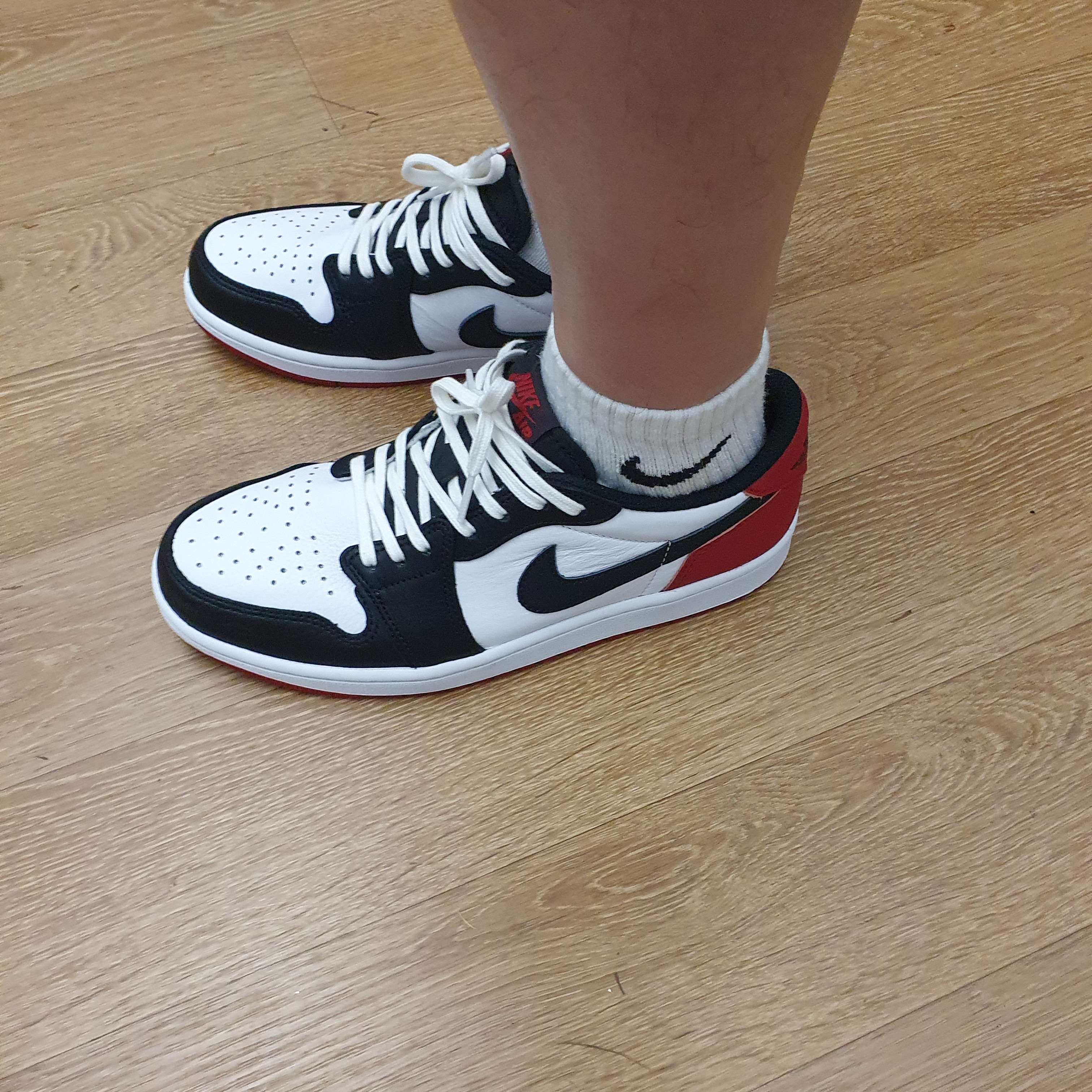 Jordan 1 Retro Low OG Black Toe 착용 스타일 - 5