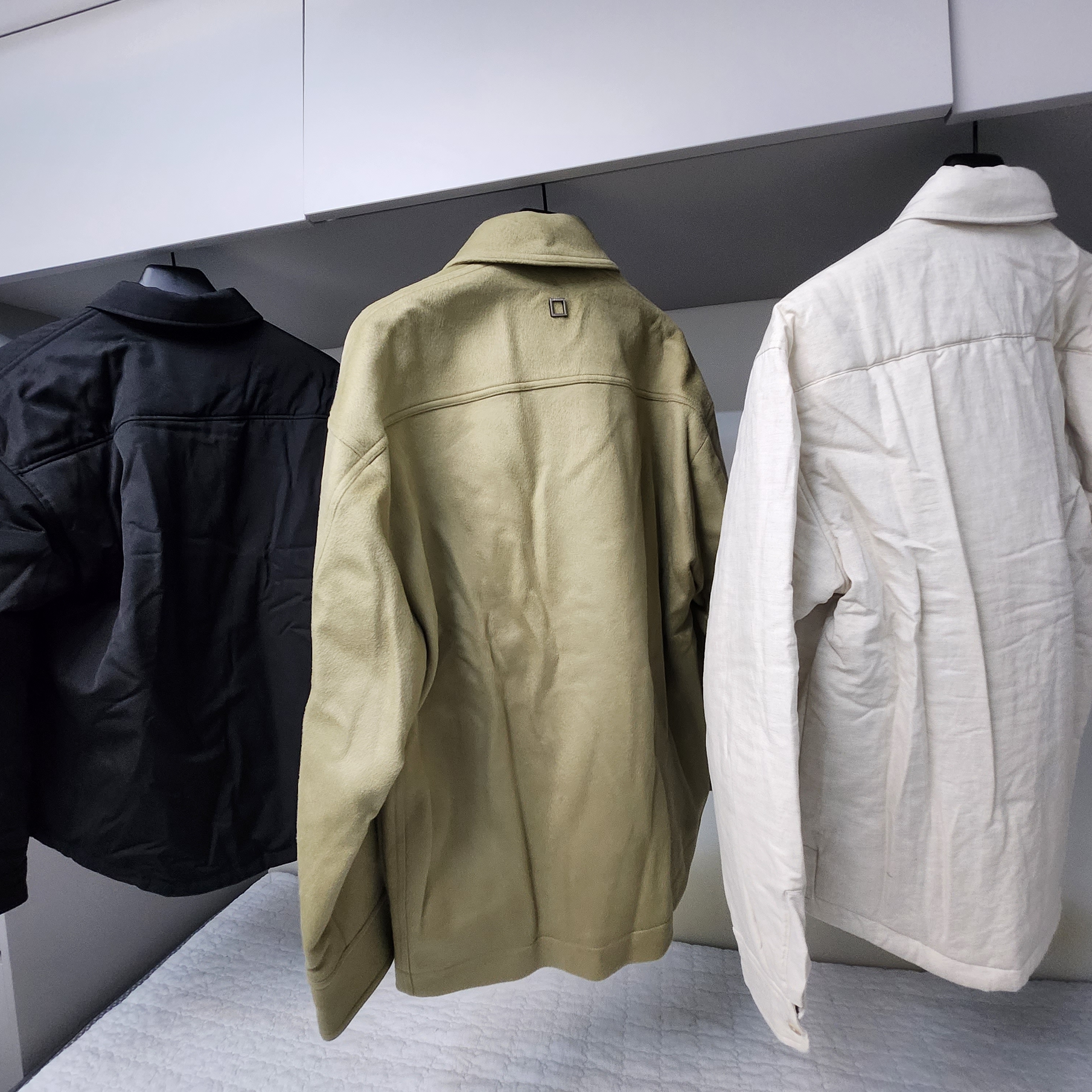 Jacquemus La Chemise Boulanger Puffed Overshirt Black, Jacquemus La Chemise Boulanger Puffed Overshirt Light Beige 착용 스타일 - 2