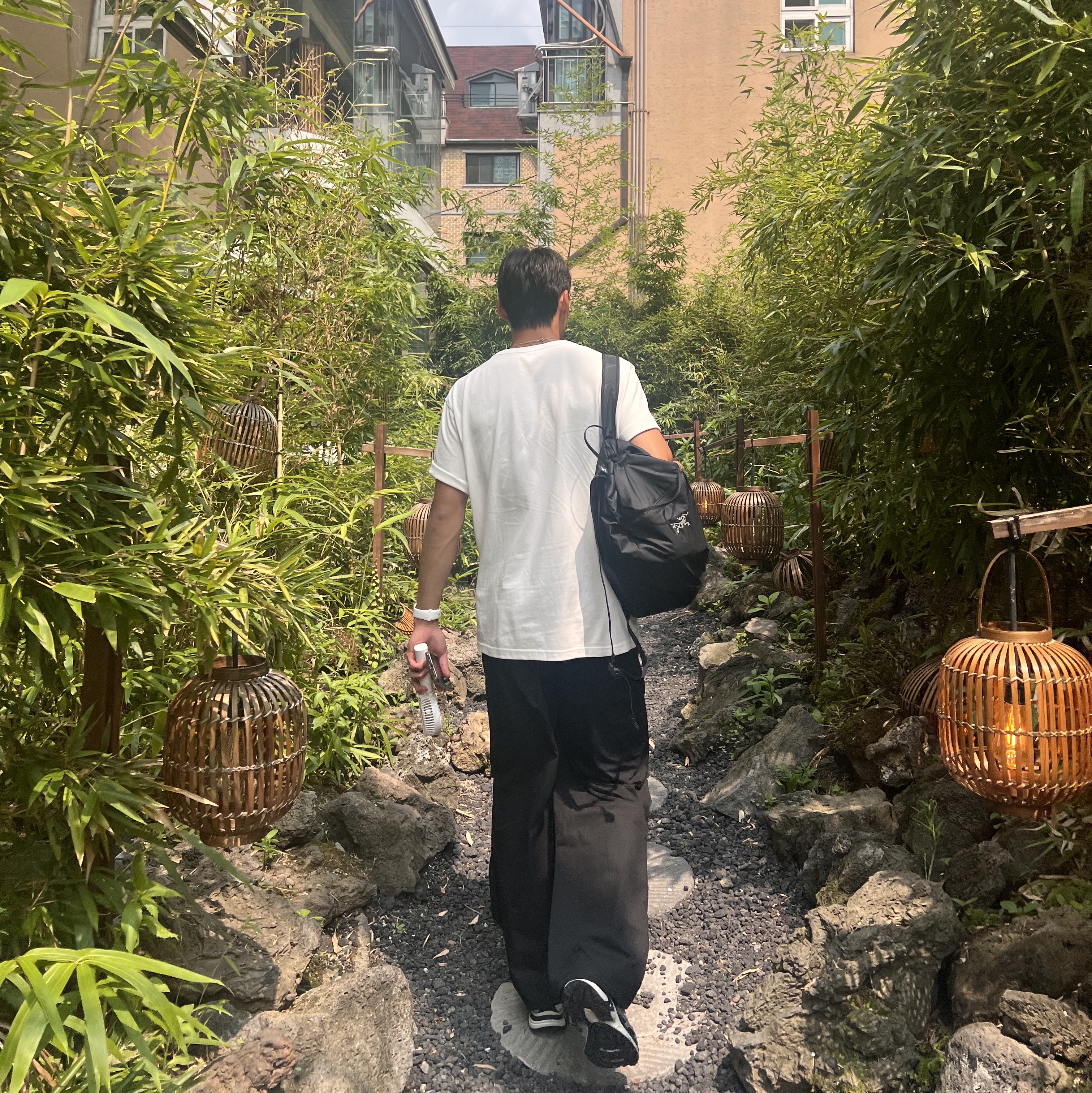 Arc'teryx Heliad 10 Backpack Black, Salomon XT-Wings 2 White Silver Metallic 착용 스타일