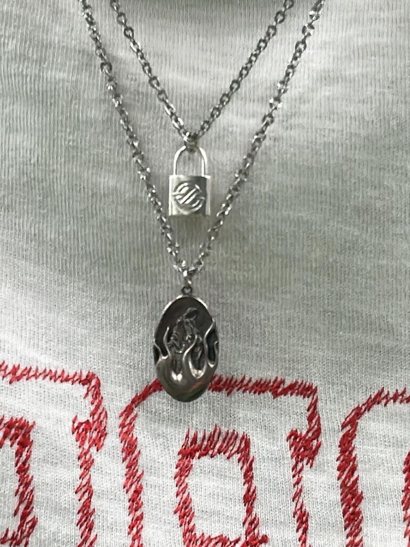 Insane Garage Emblem Lock Necklace Silver 착용 스타일